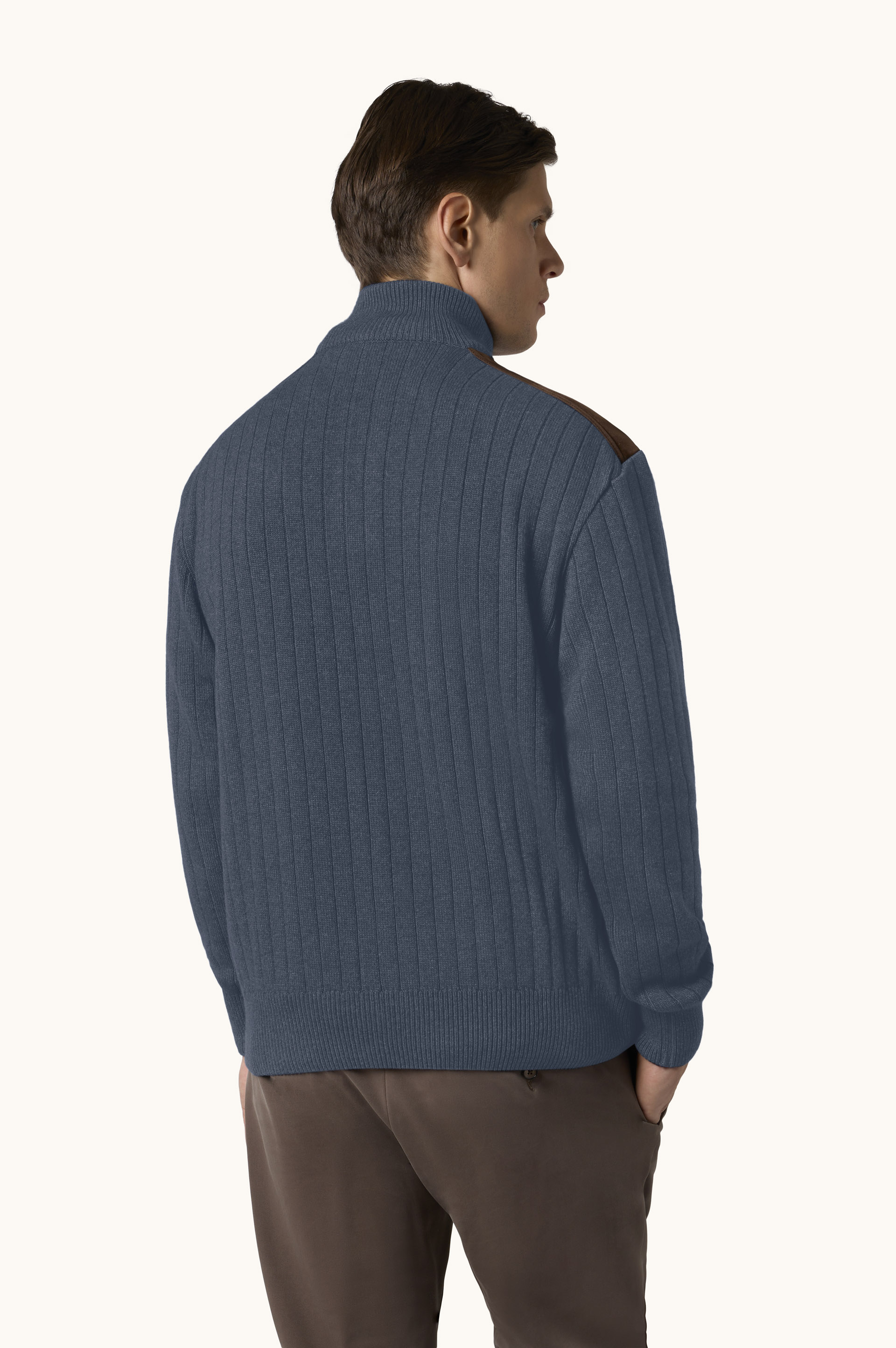 Pull &agrave; demi-zip en laine et cachemire avec des d&eacute;tails en daim image number 3