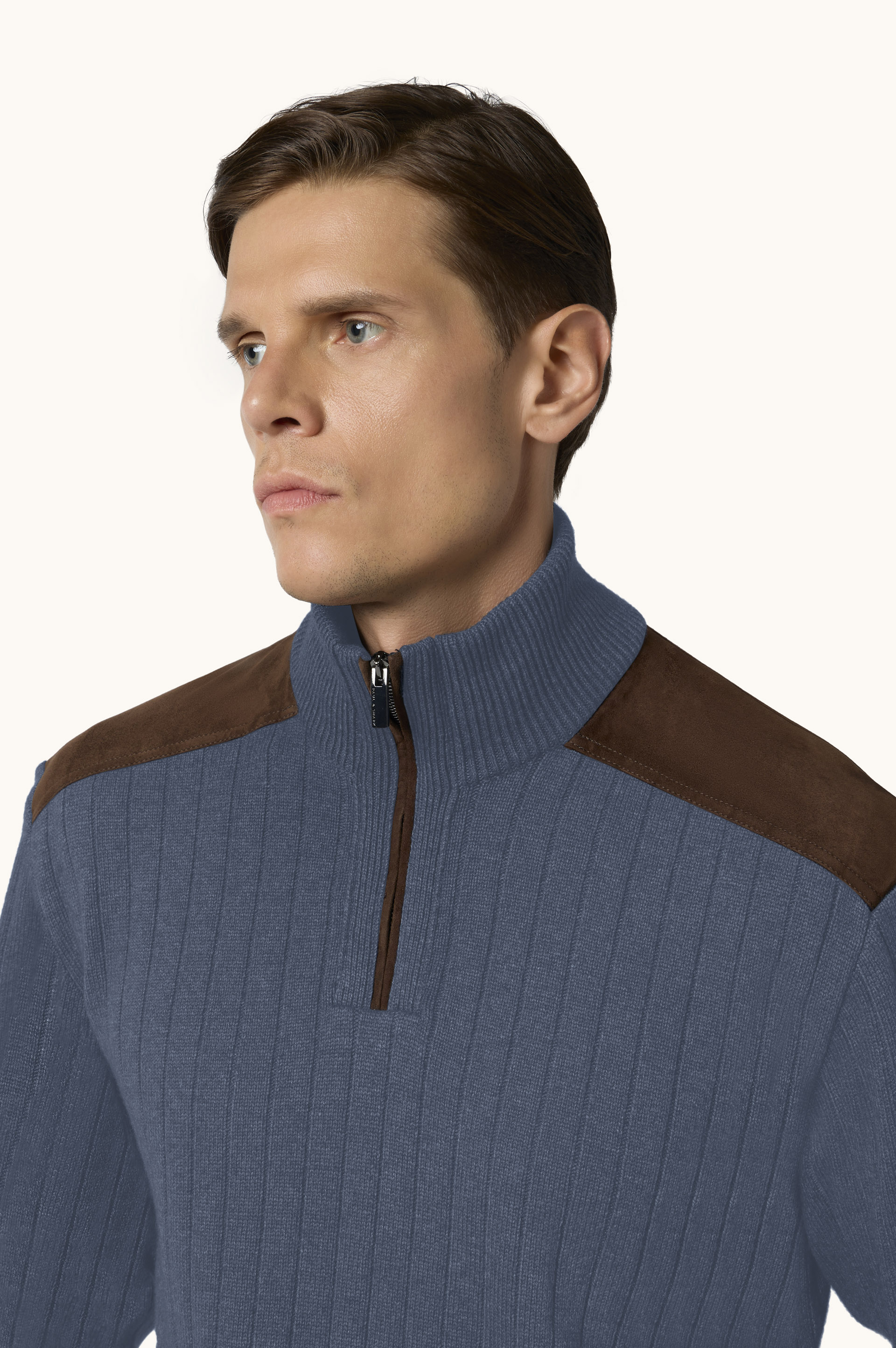 Pull &agrave; demi-zip en laine et cachemire avec des d&eacute;tails en daim image number 4