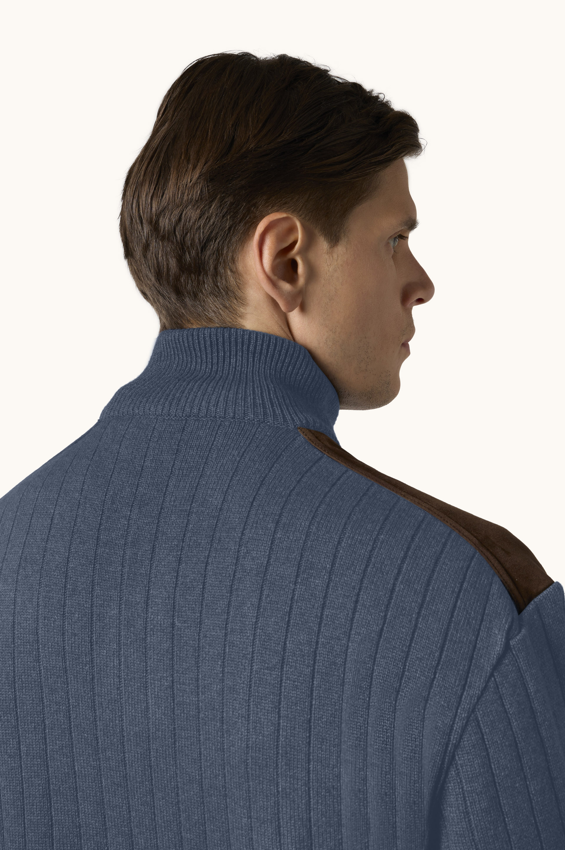 Pull &agrave; demi-zip en laine et cachemire avec des d&eacute;tails en daim image number 5