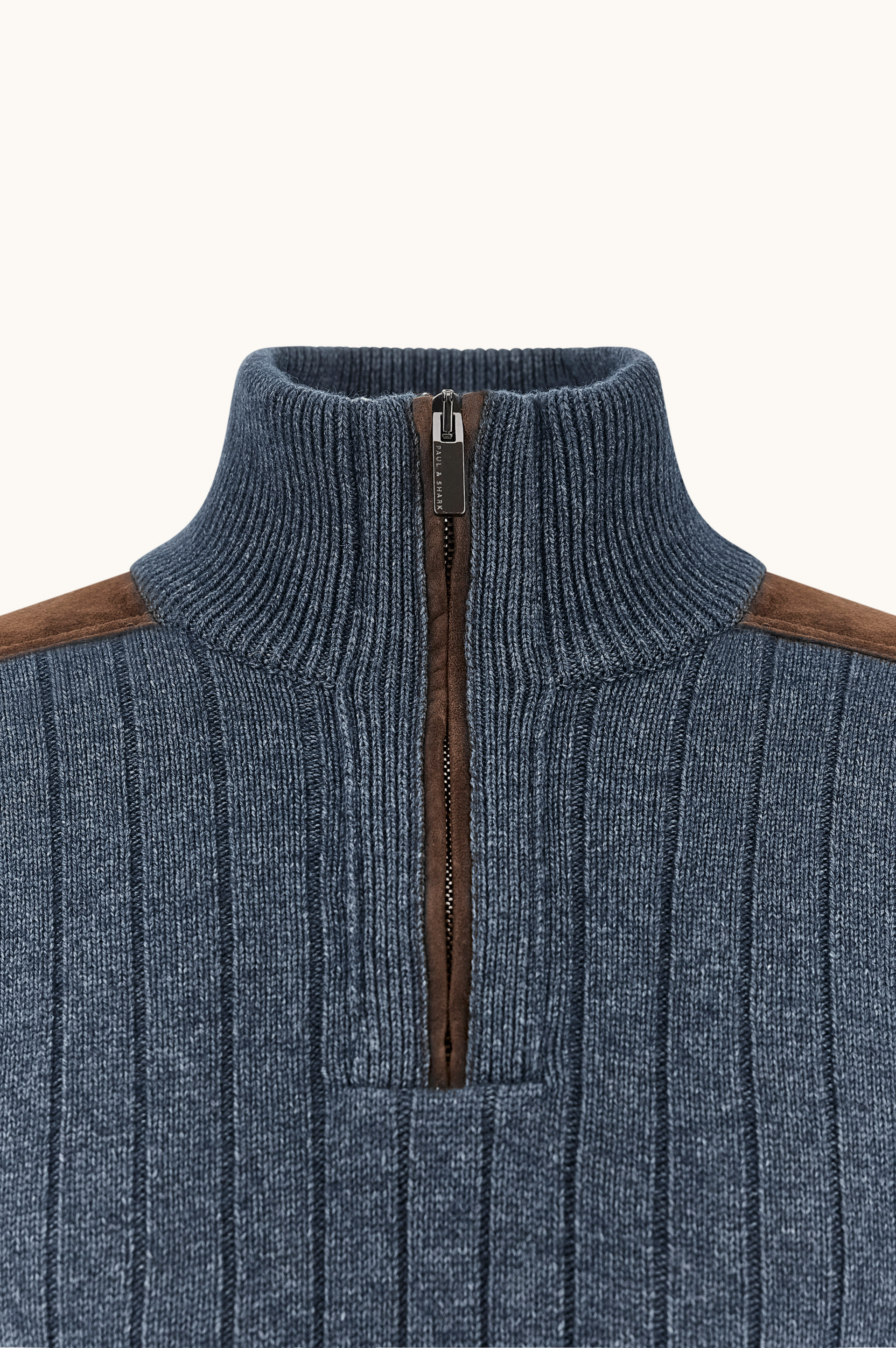 Pull &agrave; demi-zip en laine et cachemire avec des d&eacute;tails en daim image number 6