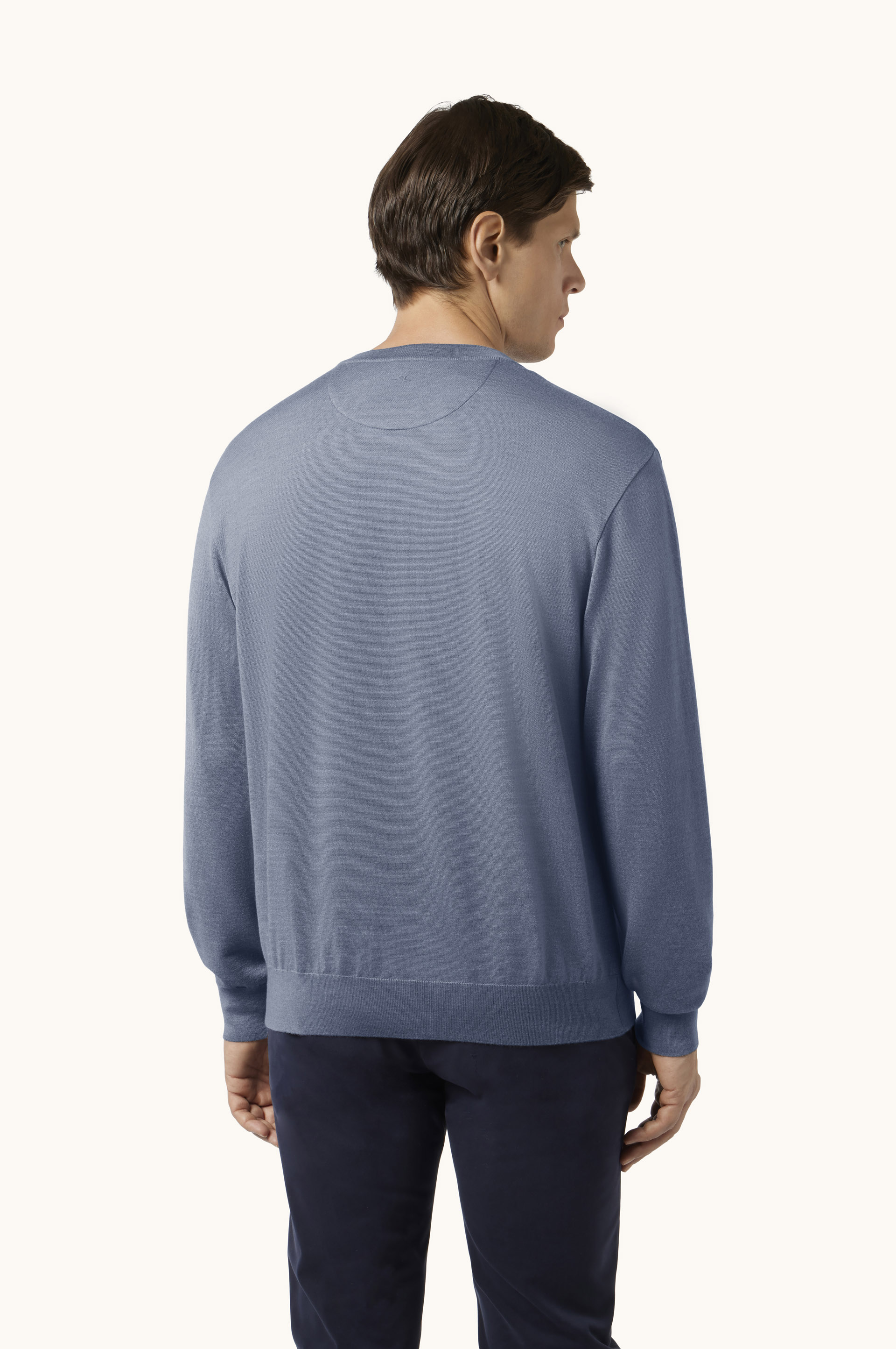 Pull col rond en laine et soie avec finitions contrast&eacute;es image number 3