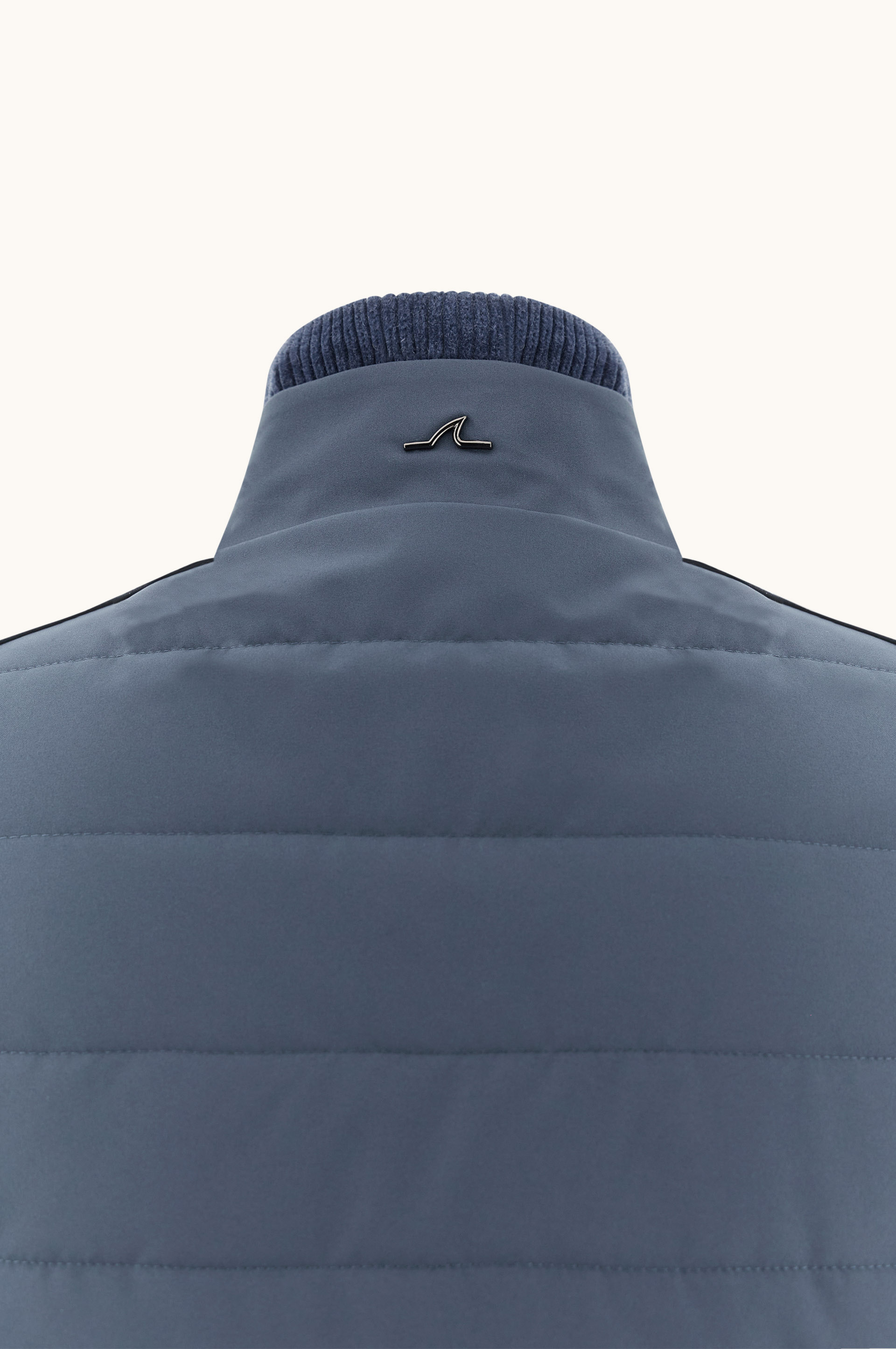 Chaleco Typhoon&reg; Platinum con detalles de Alcantara&reg; image number 5