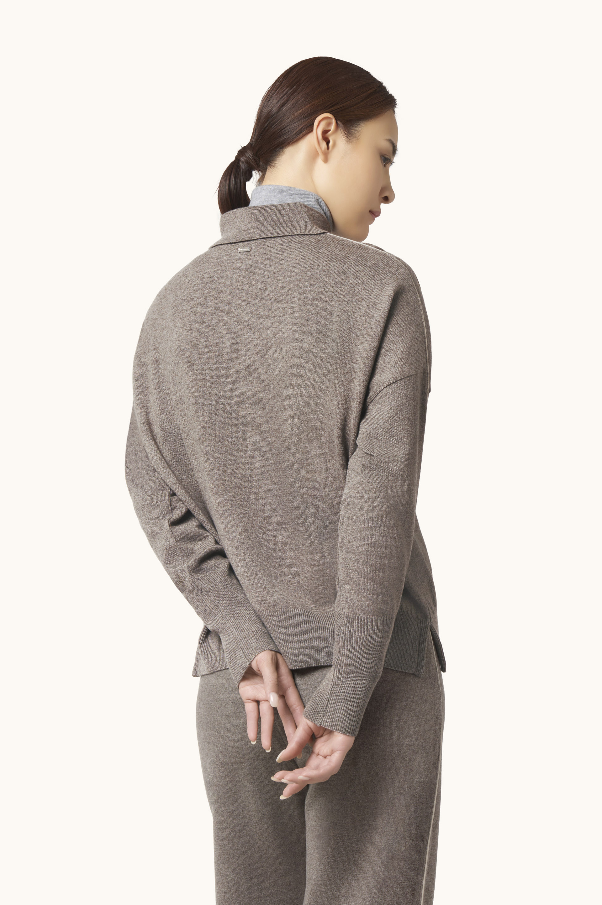 Coordinated wool and cashmere set with Typhoon&reg; Platinum piping image number 3