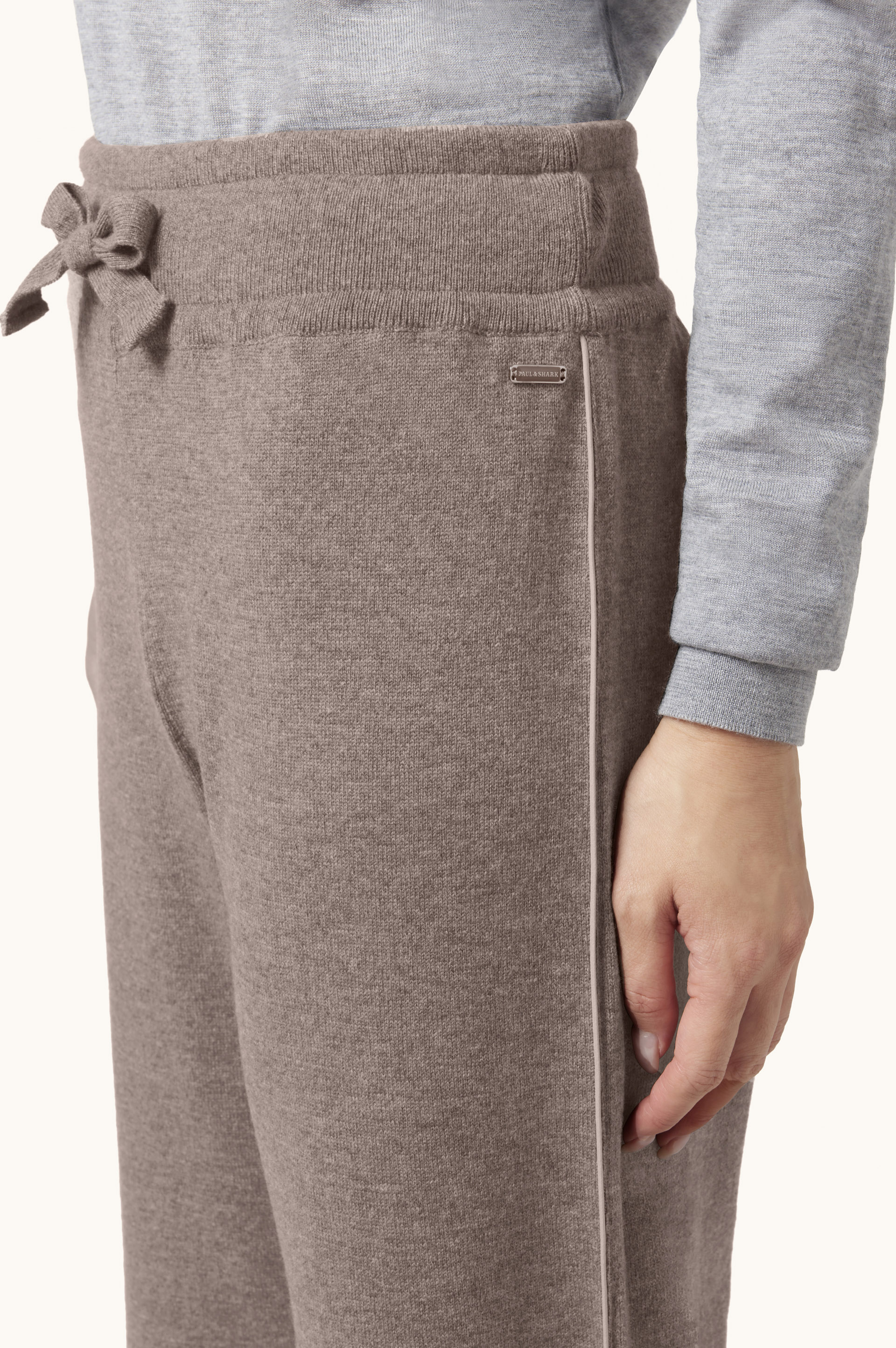 Coordinated wool and cashmere set with Typhoon&reg; Platinum piping image number 4
