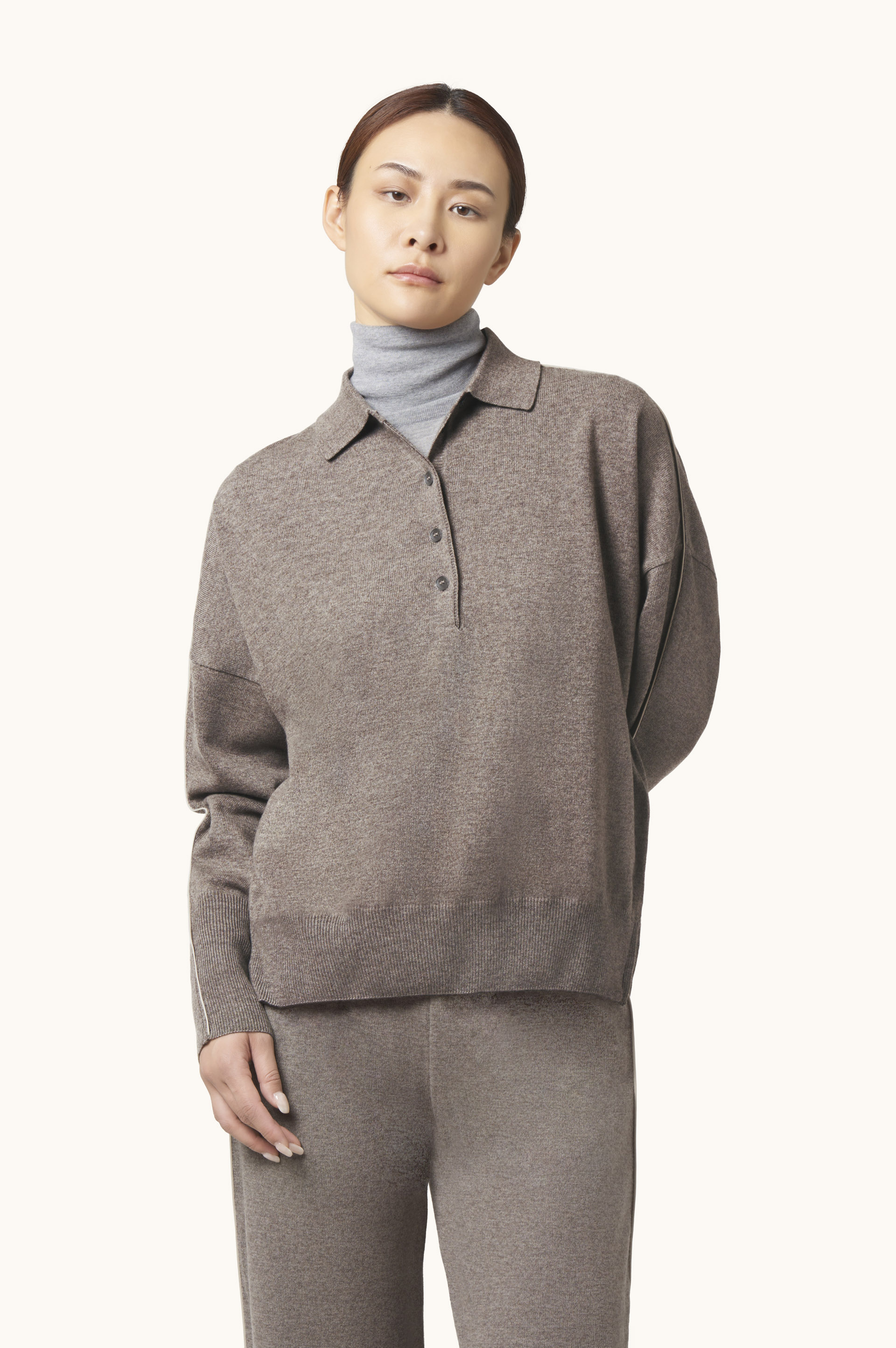Coordinated wool and cashmere set with Typhoon&reg; Platinum piping image number 0