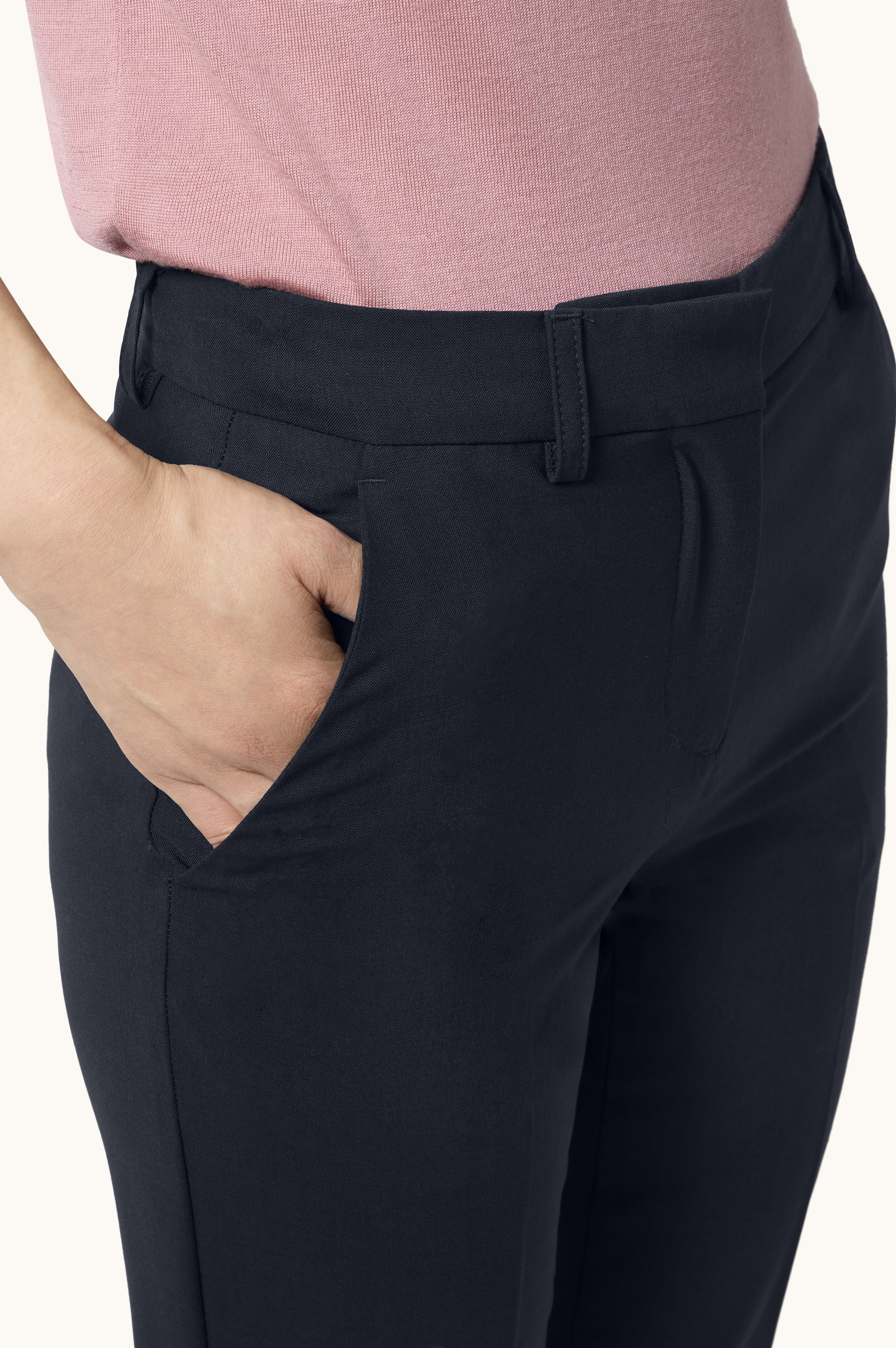 Pantal&oacute;n tapered en lana t&eacute;cnica image number 3
