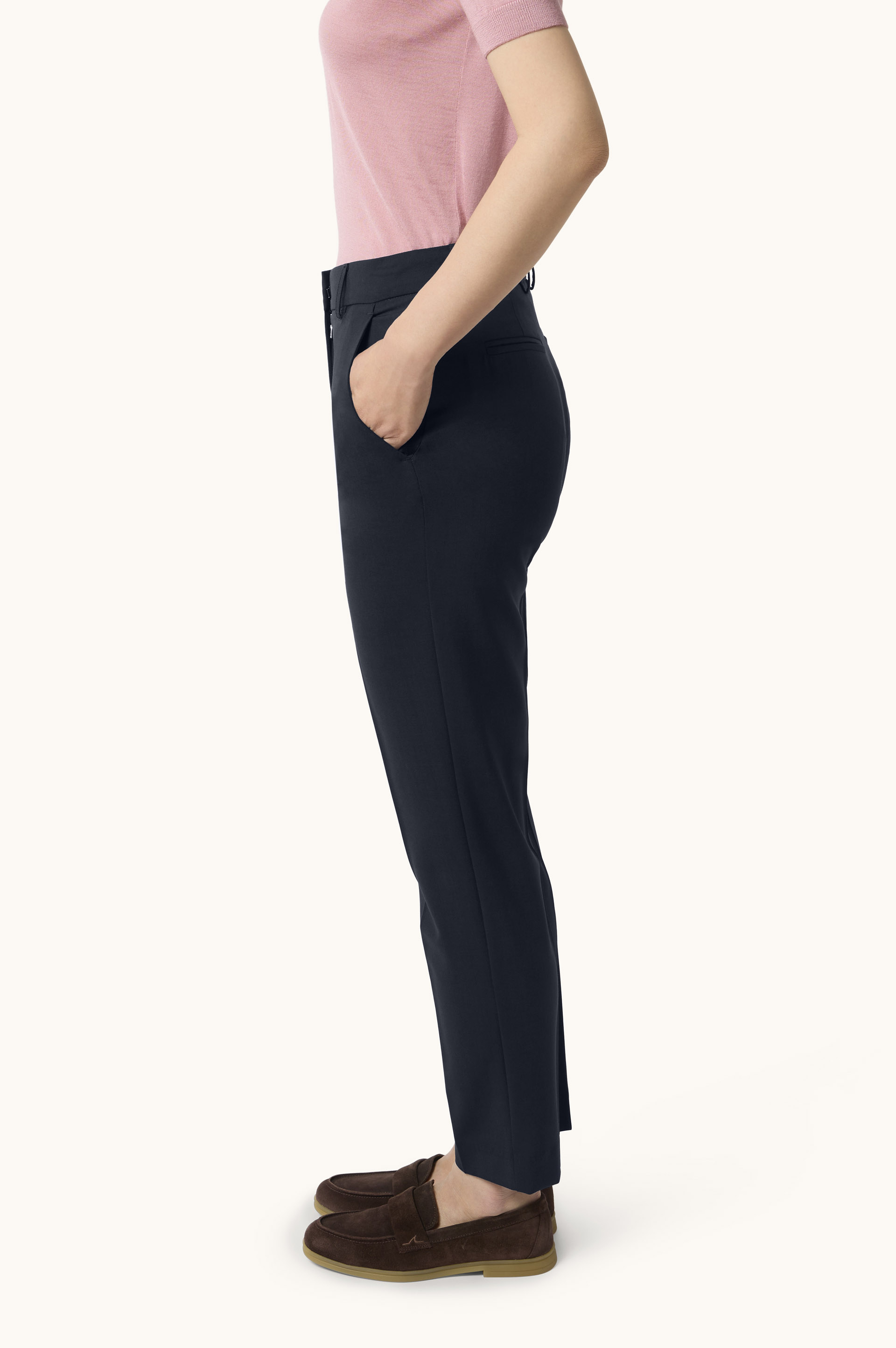 Pantal&oacute;n tapered en lana t&eacute;cnica image number 4