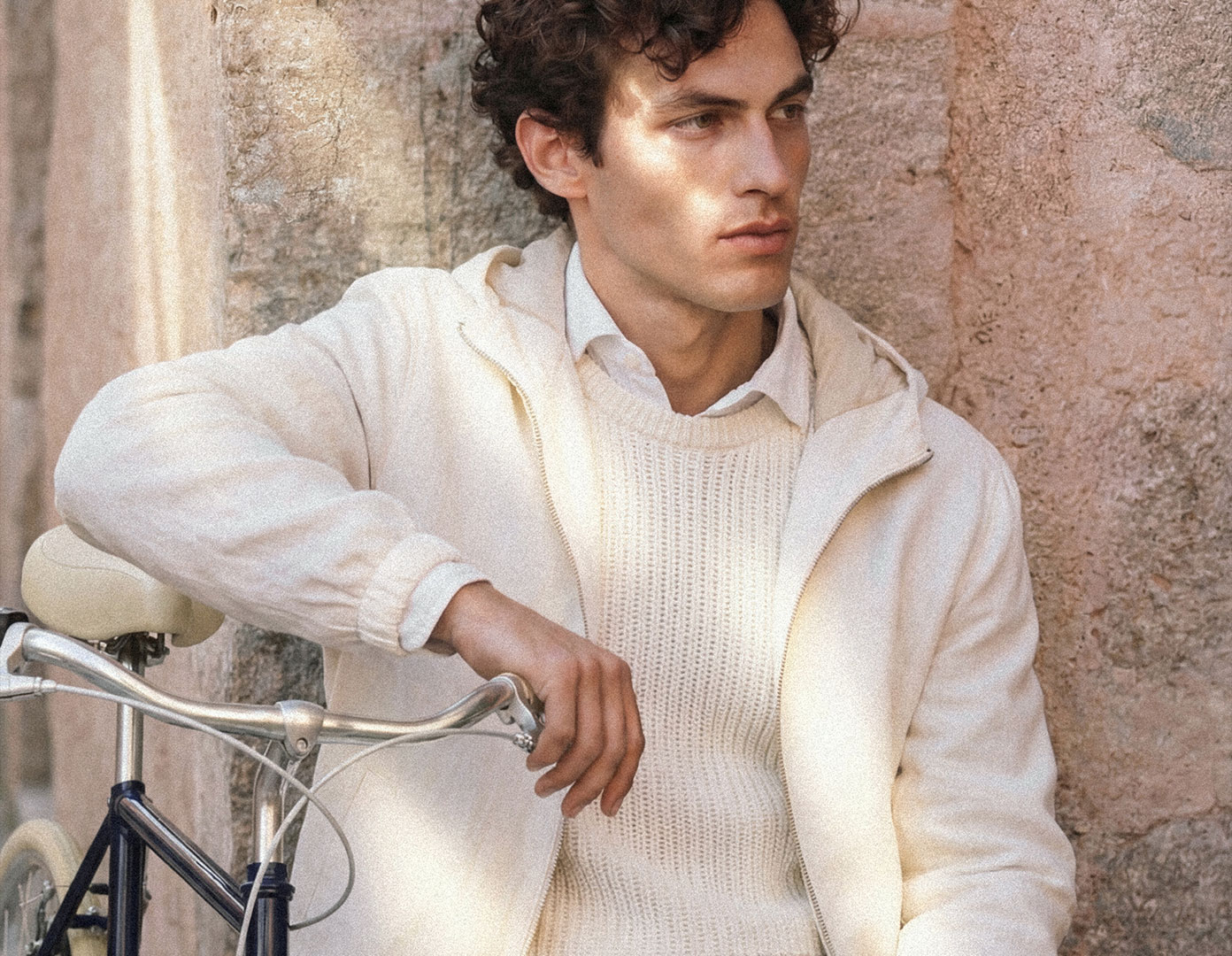 Knitwear meets outerwear with naturalness and measure.