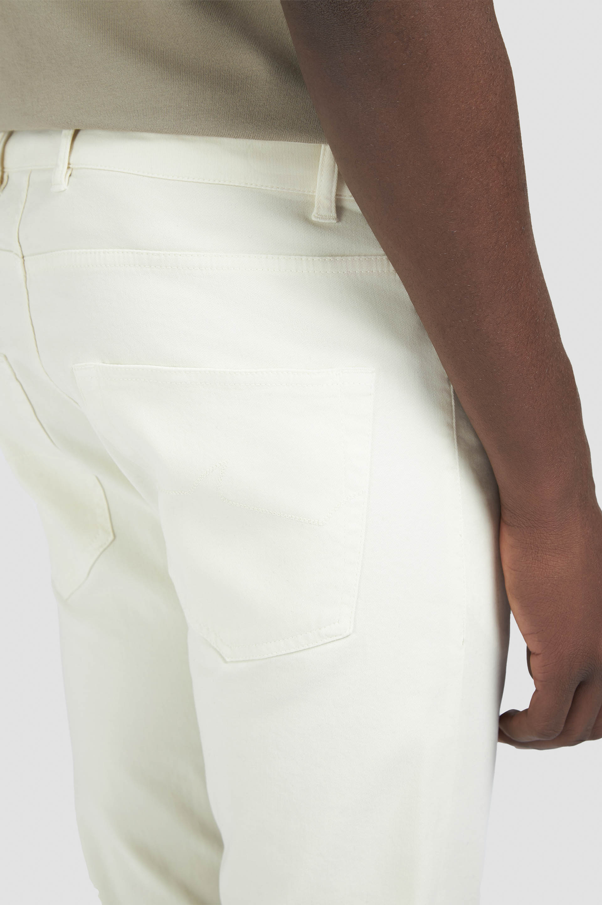 Pantalón de 5 bolsillos de algodón elástico image number 4 Pantalón de 5 bolsillos de algodón elástico image number 4