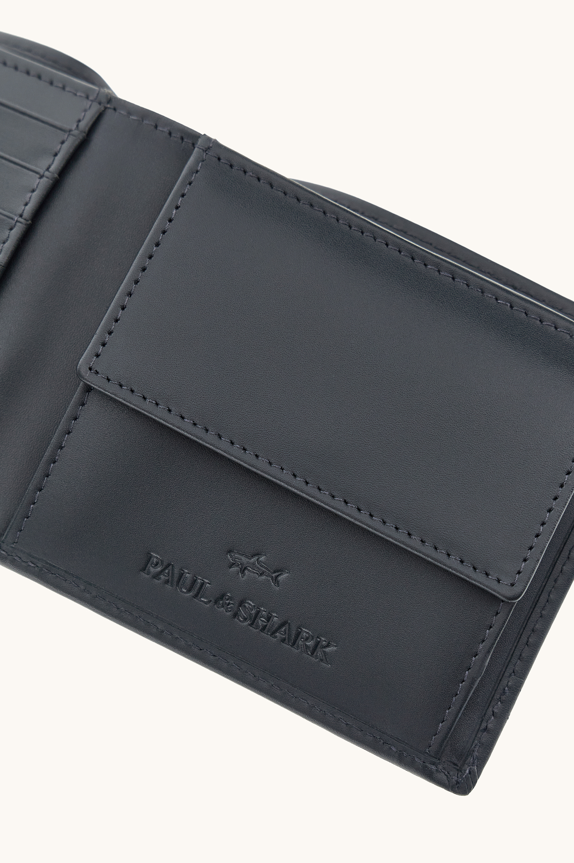 Cartera billfold de cuero con relieve &ldquo;Fin&rdquo; image number 3