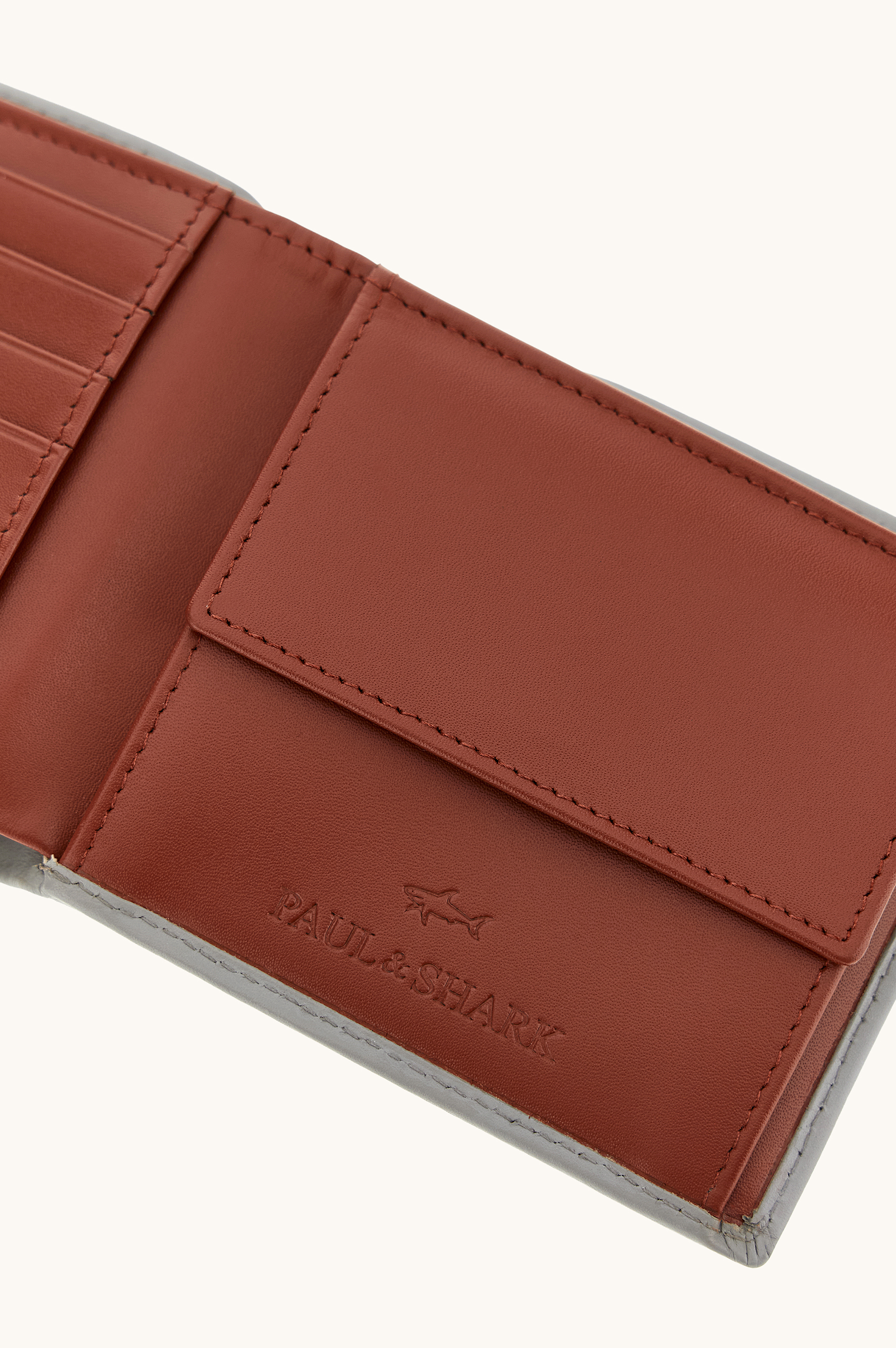 Cartera billfold de cuero con relieve &ldquo;Fin&rdquo; image number 3