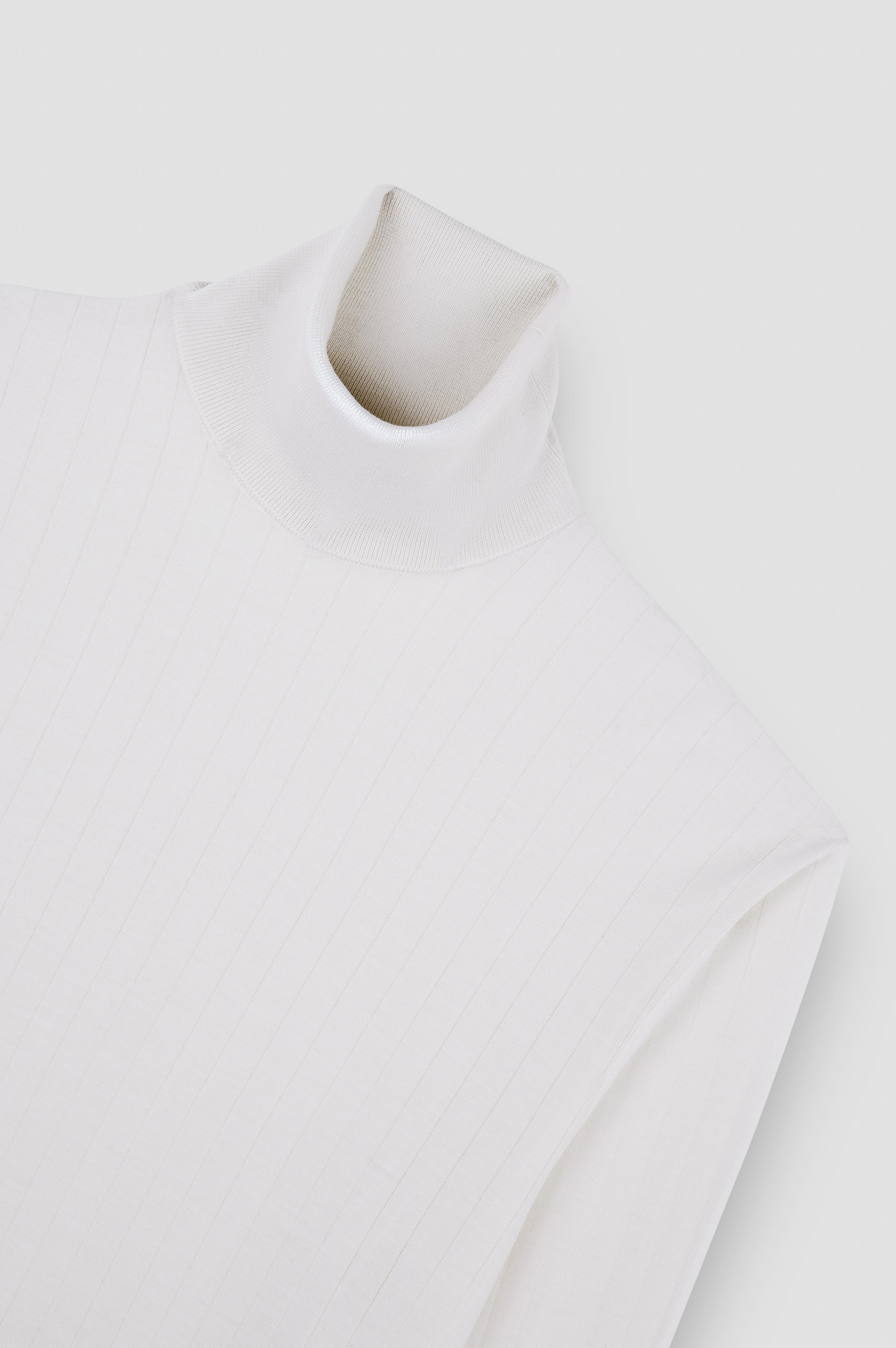 Wool and cashmere turtleneck sweater image number 5 Wool and cashmere turtleneck sweater image number 5