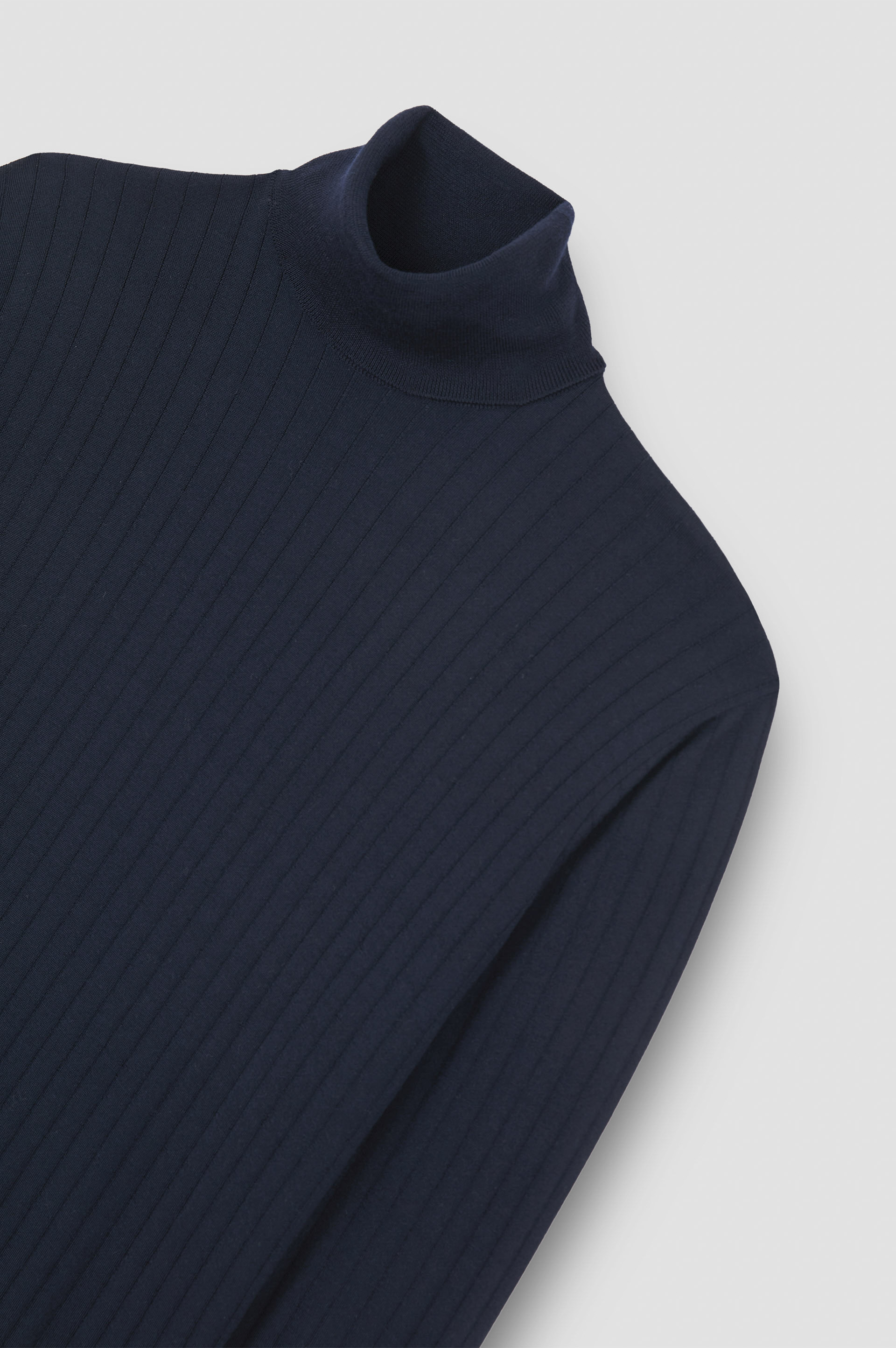 Wool and cashmere turtleneck sweater image number 5 Wool and cashmere turtleneck sweater image number 5