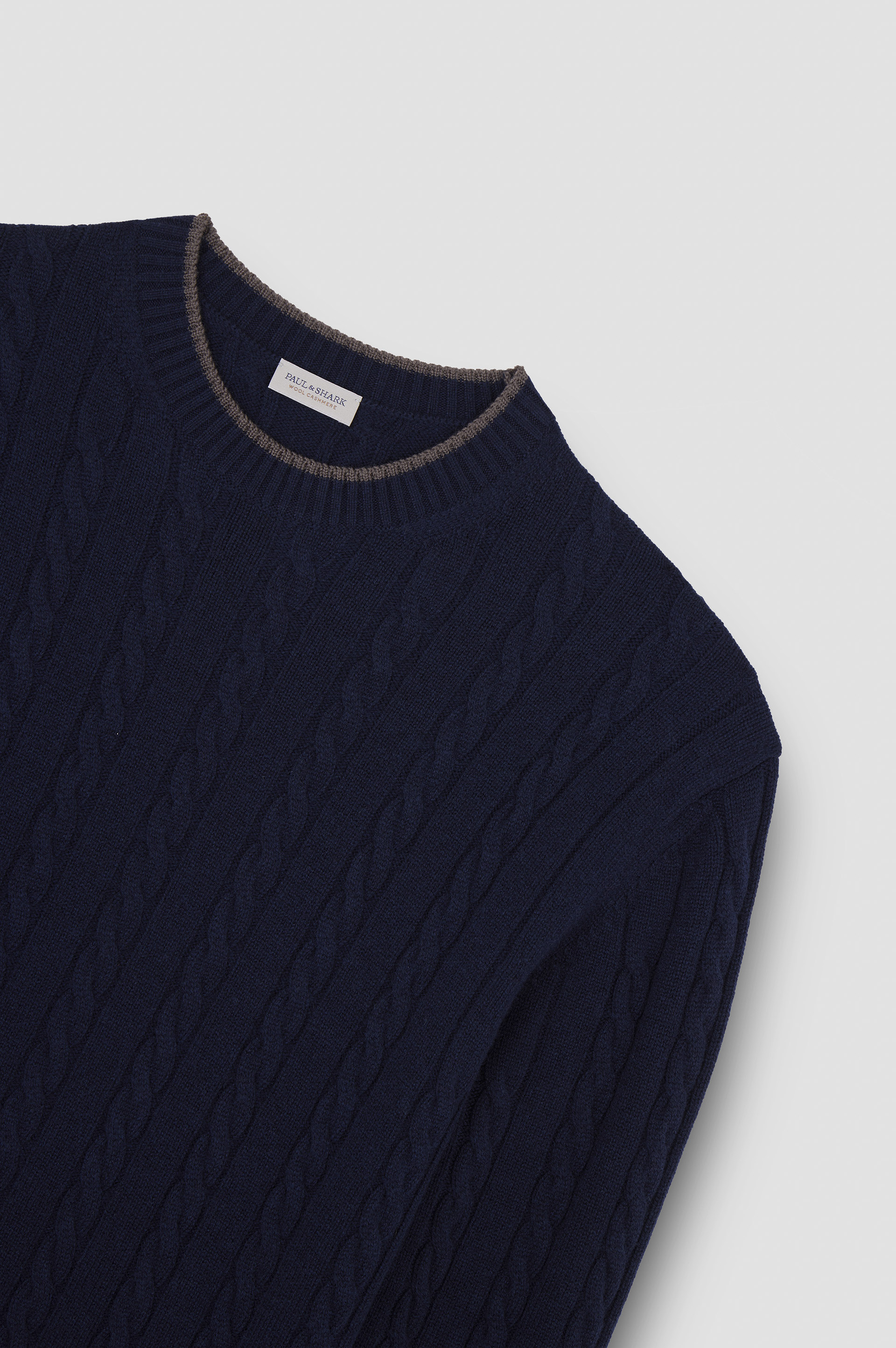 Pull à col roulé en laine et cachemire image number 5