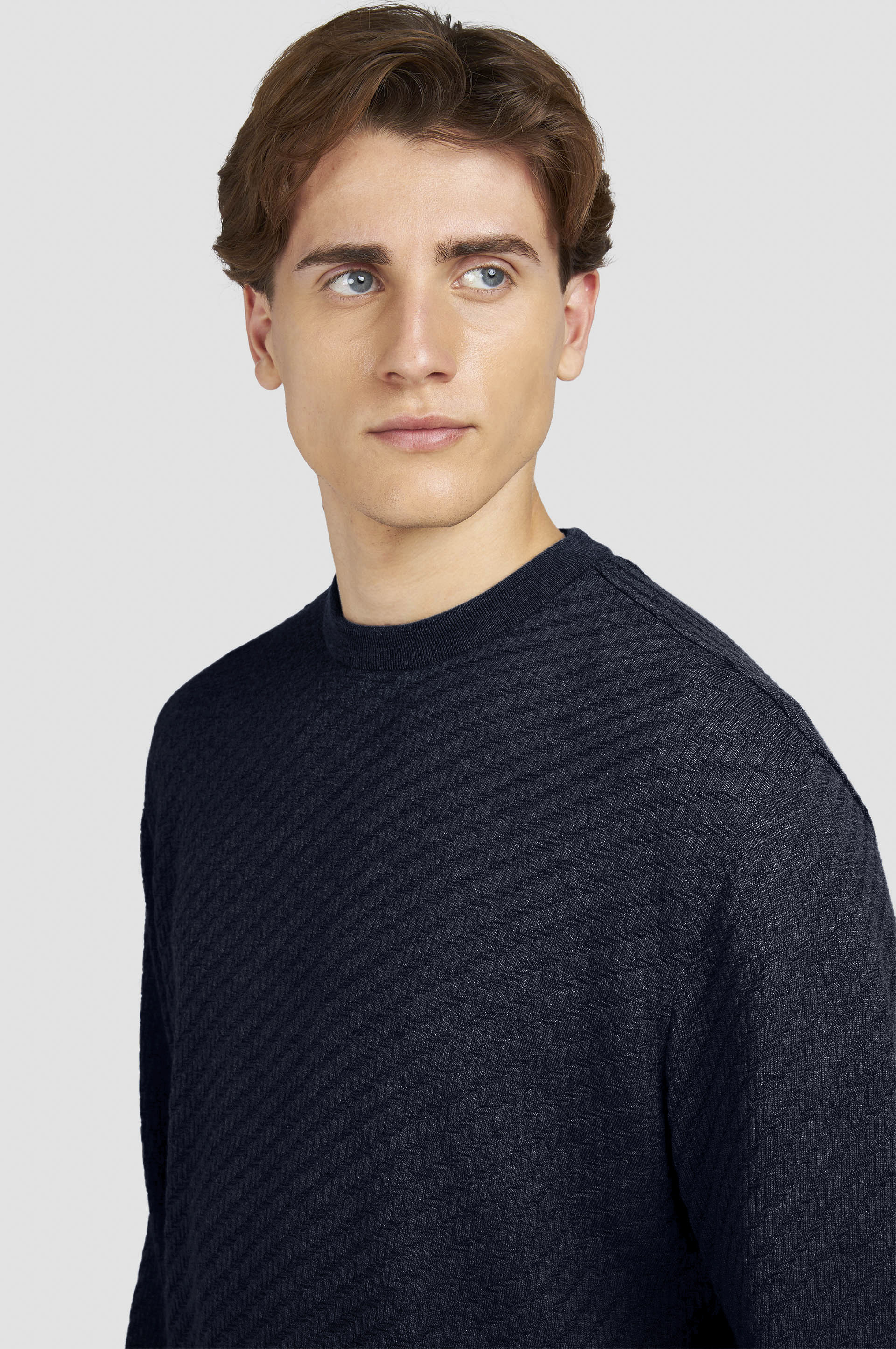 Suéter de cuello redondo en lana Merino extrafina image number 4