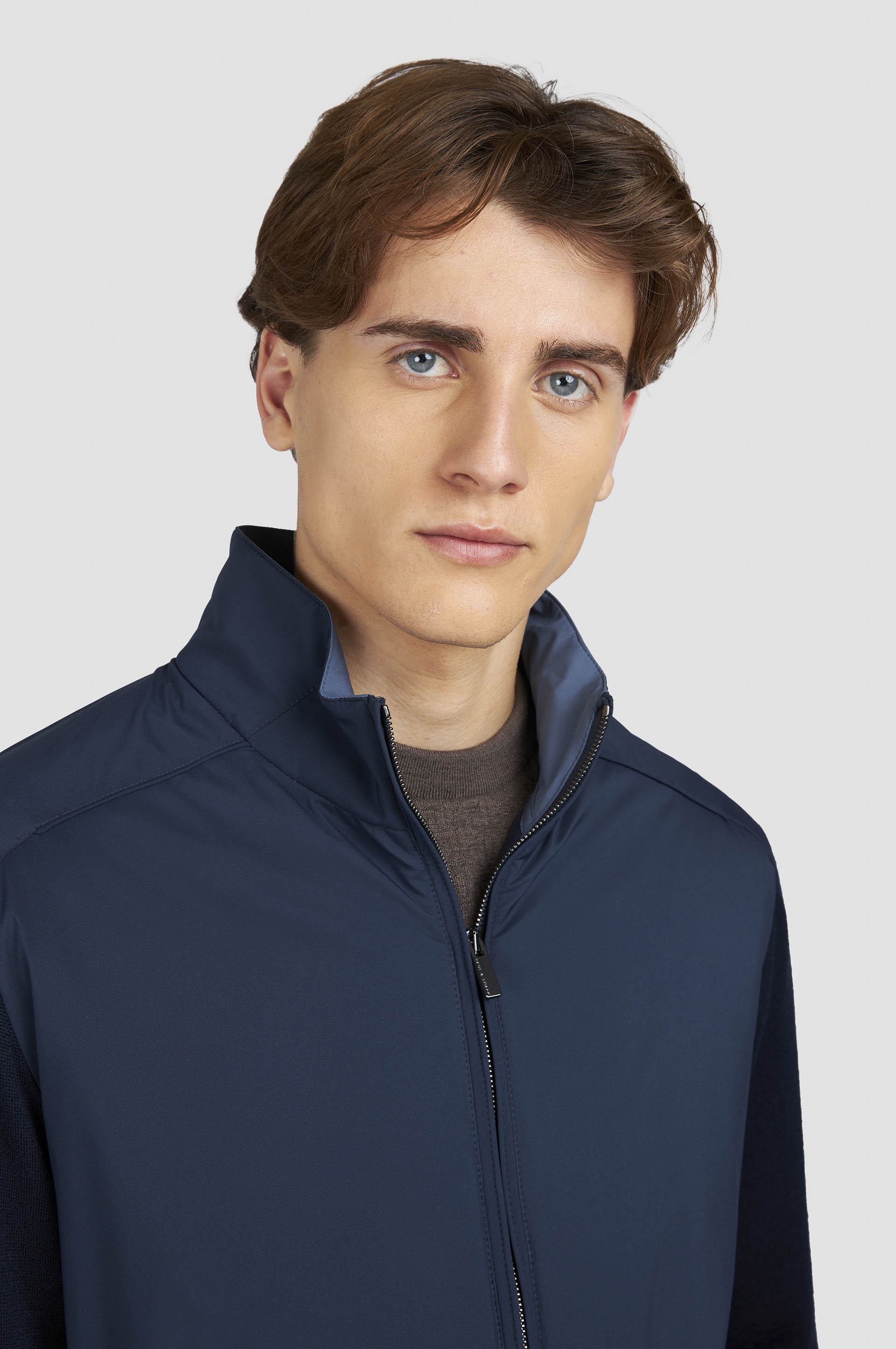 Hybrid zip-up sweater in Soft Cool Touch wool and Typhoon® Platinum image number 4 Hybrid zip-up sweater in Soft Cool Touch wool and Typhoon® Platinum image number 4