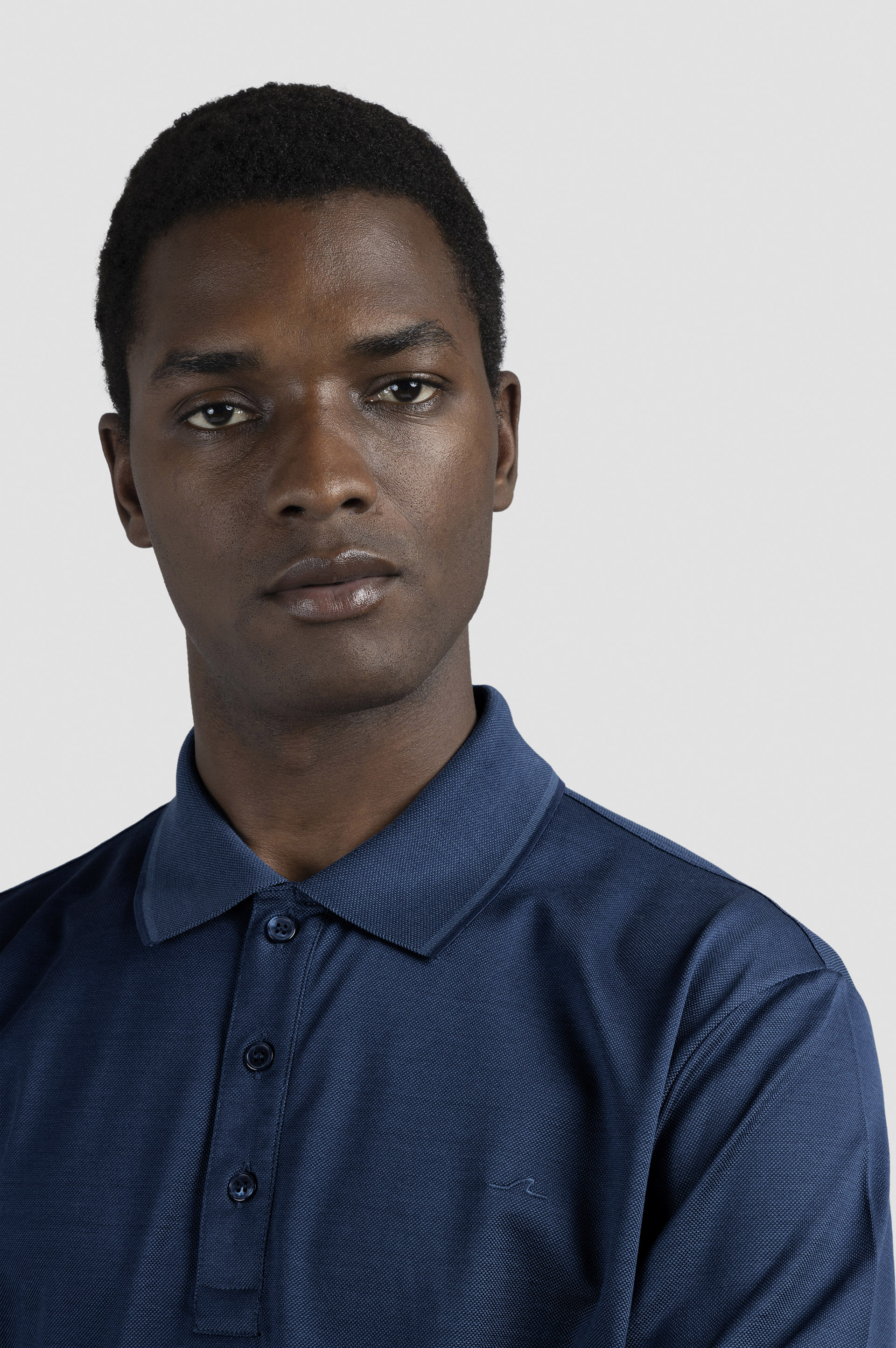 Polo en coton piqué Two Tone avec broderie Shark Fin image number 4