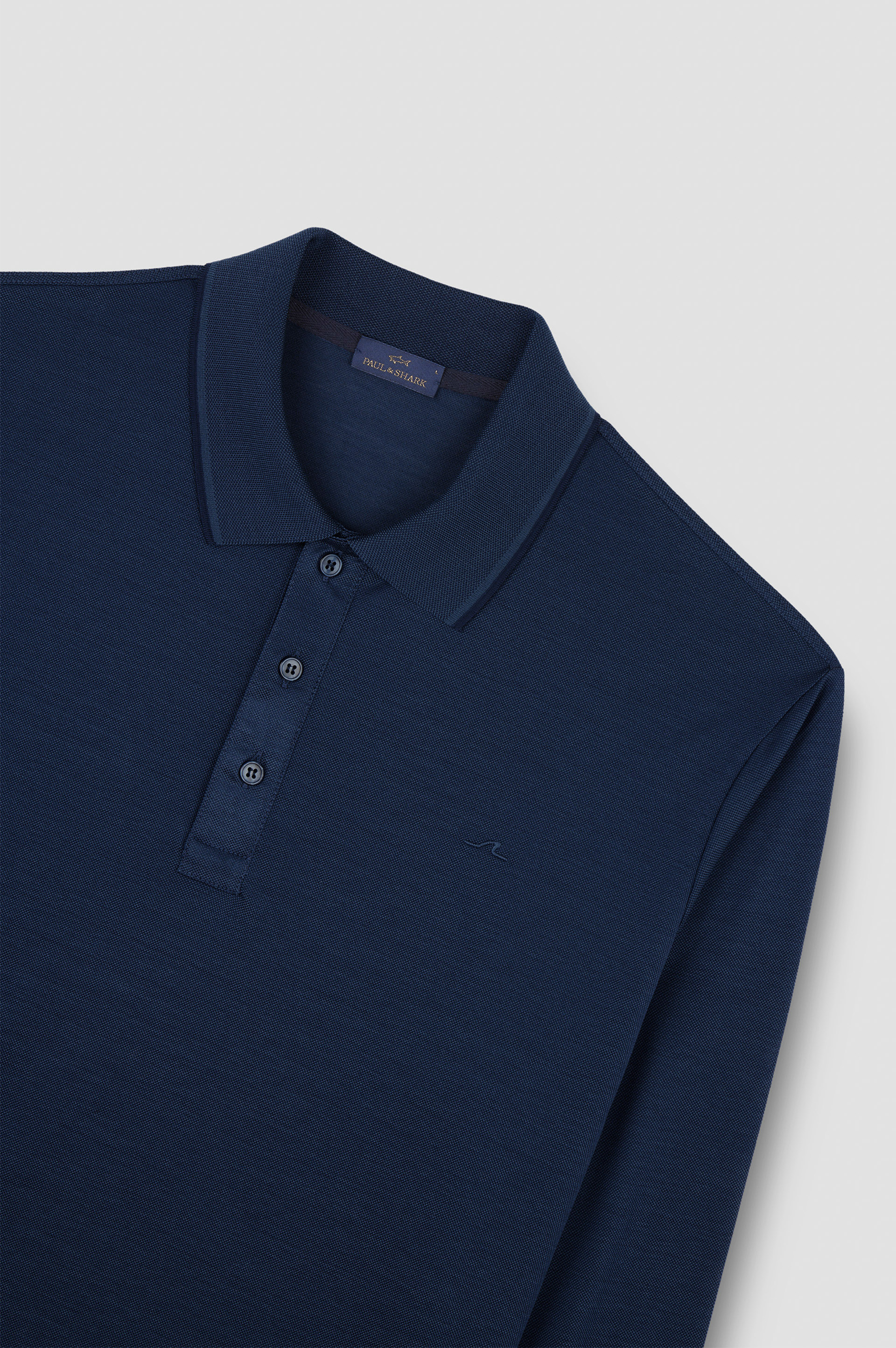 Polo en coton piqué Two Tone avec broderie Shark Fin image number 5