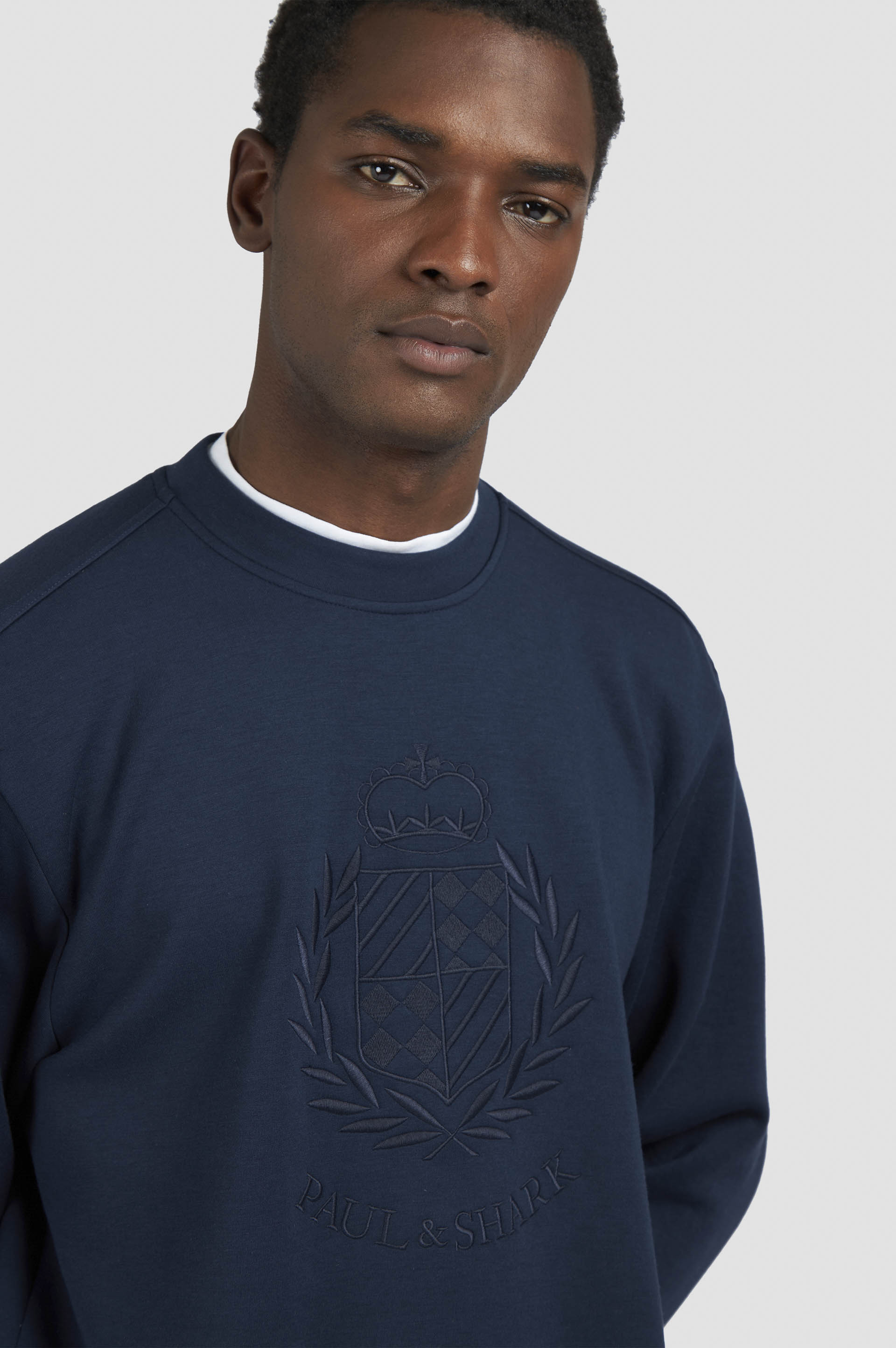 Supima®棉质卫衣带有徽章刺绣 image number 4 Supima®棉质卫衣带有徽章刺绣 image number 4