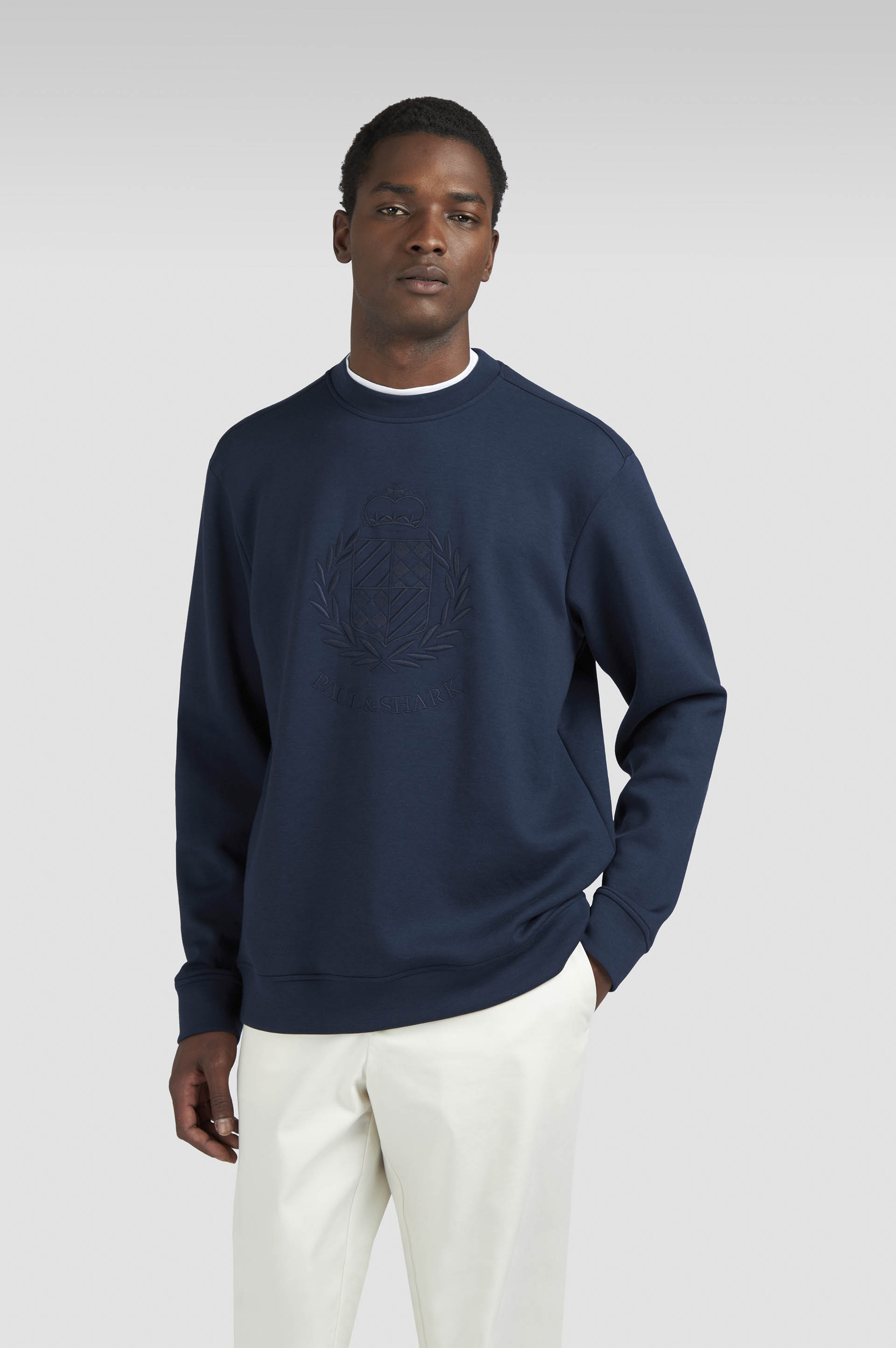 Supima®棉质卫衣带有徽章刺绣 image number 0 Supima®棉质卫衣带有徽章刺绣 image number 0