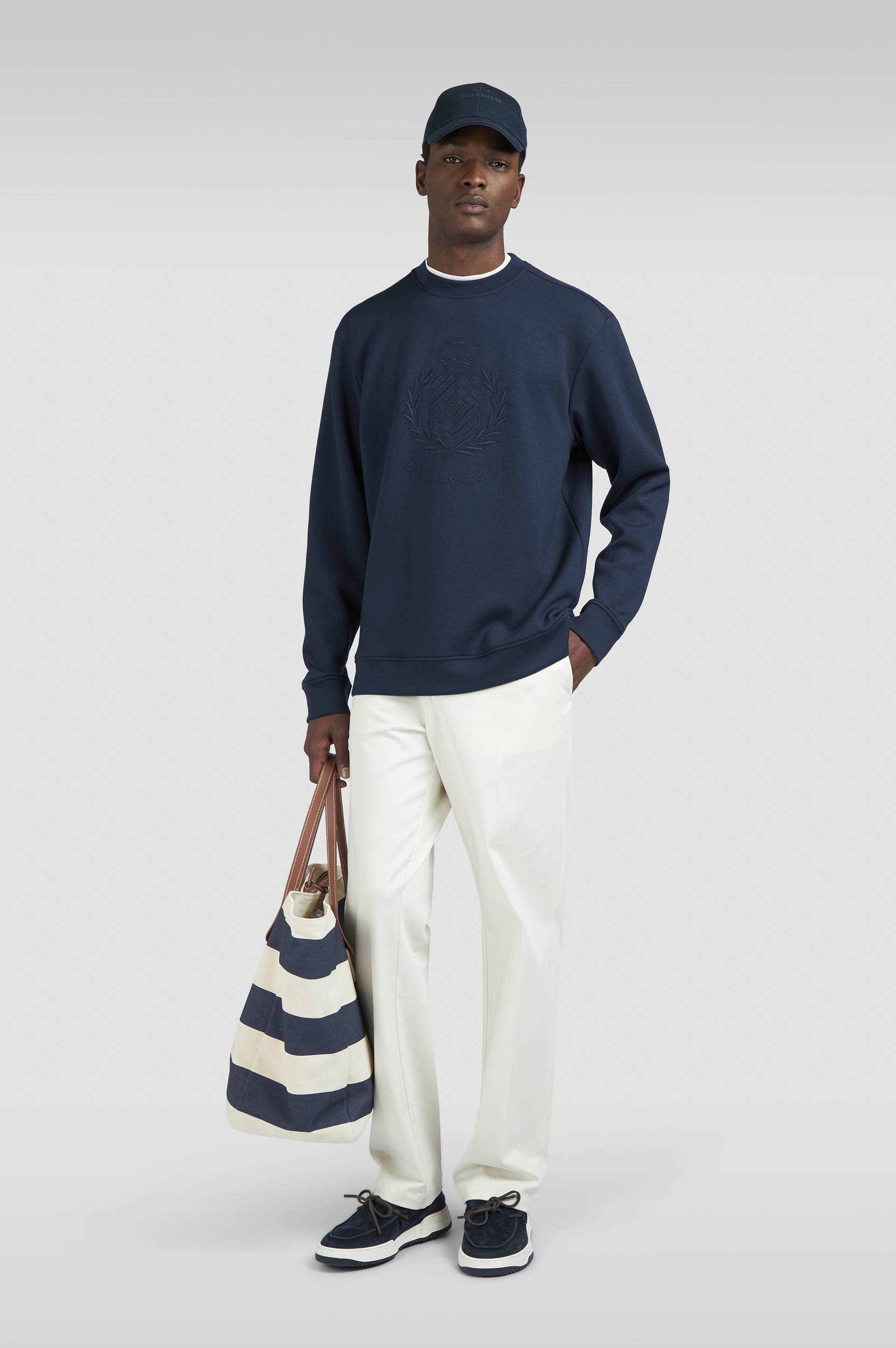 Supima®棉质卫衣带有徽章刺绣 image number 2 Supima®棉质卫衣带有徽章刺绣 image number 2