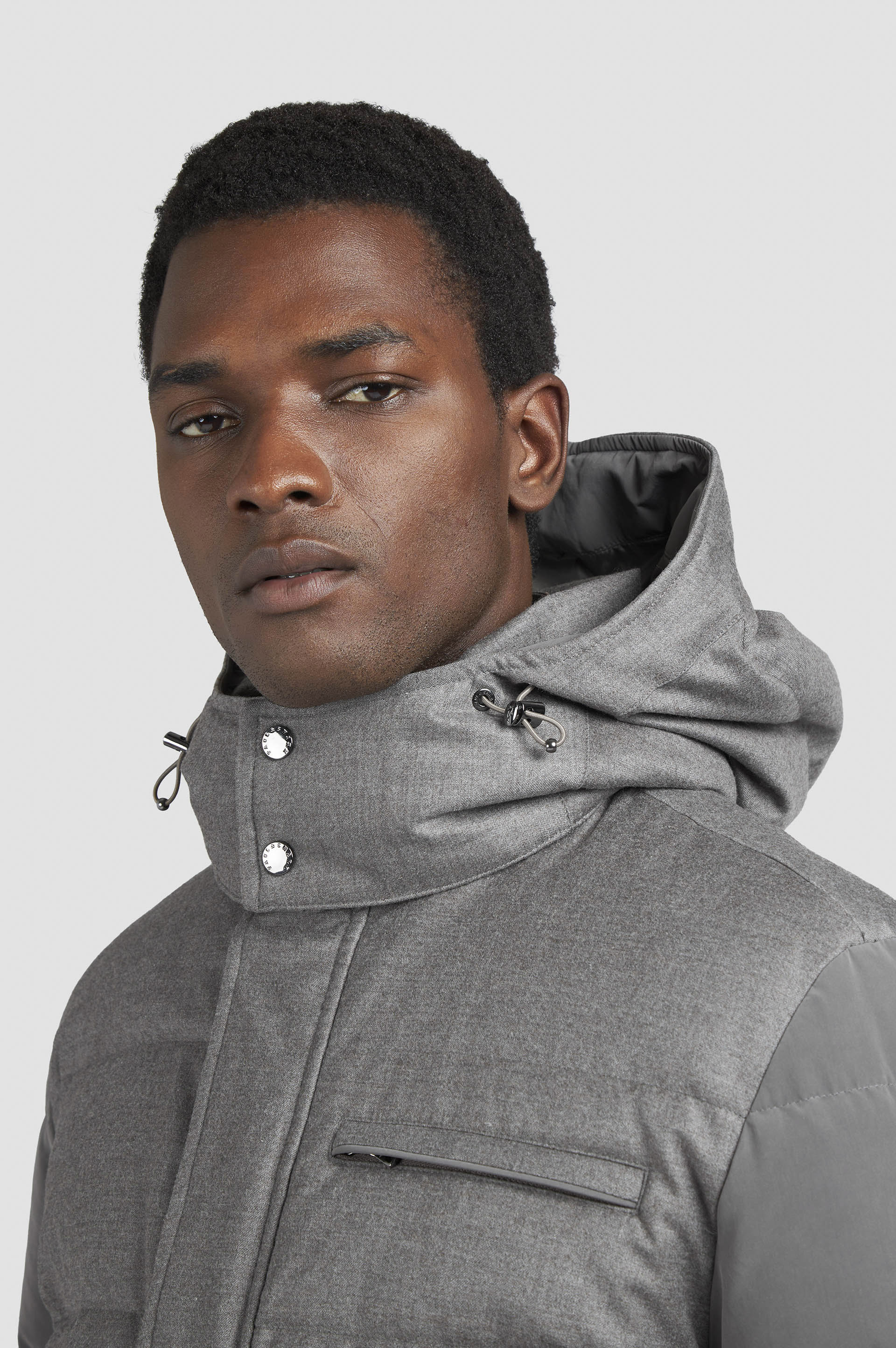 Daunenjacke aus Wolle und Seide mit kontrastierenden Einsätzen image number 4