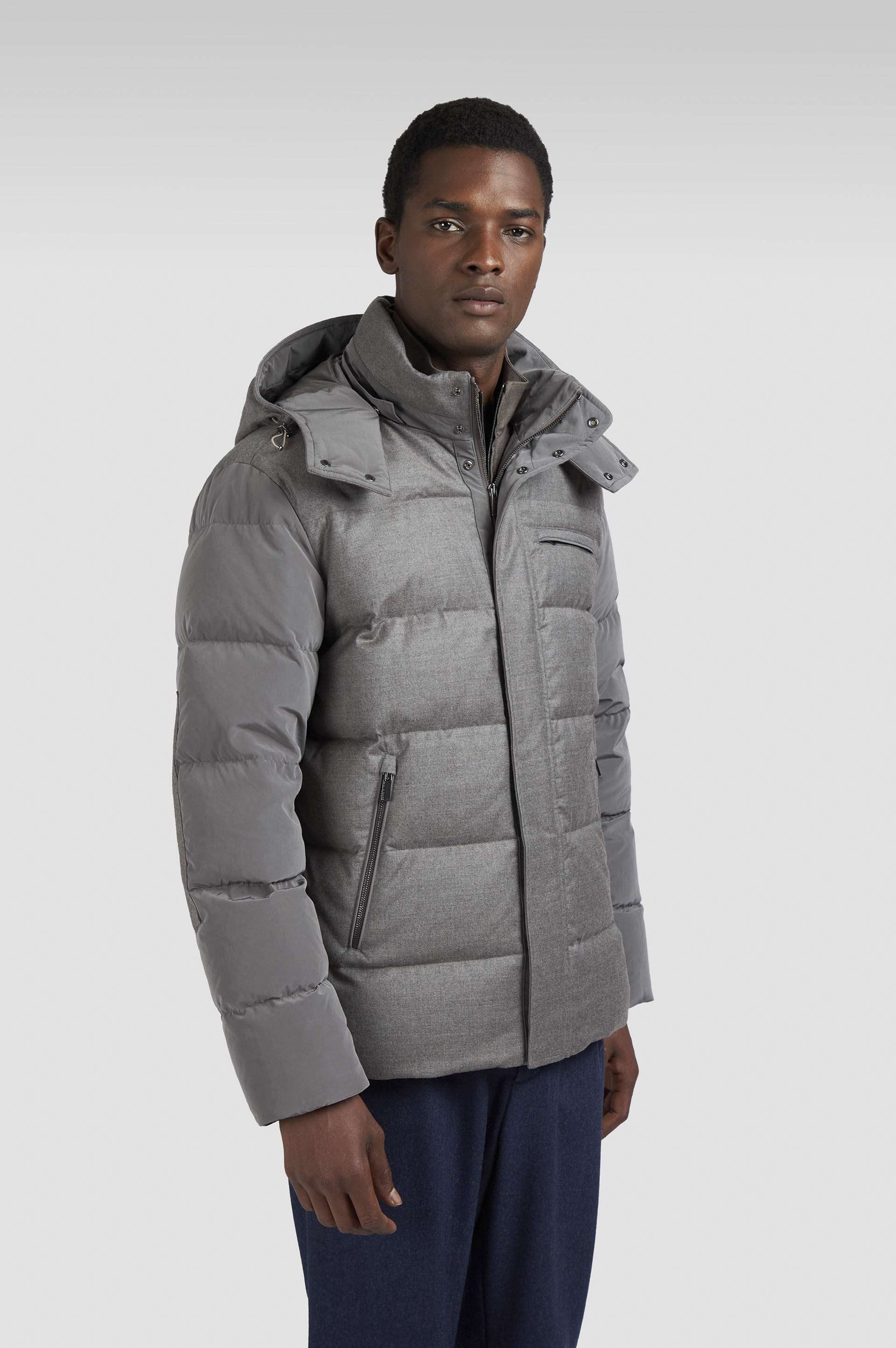 Daunenjacke aus Wolle und Seide mit kontrastierenden Einsätzen image number 0