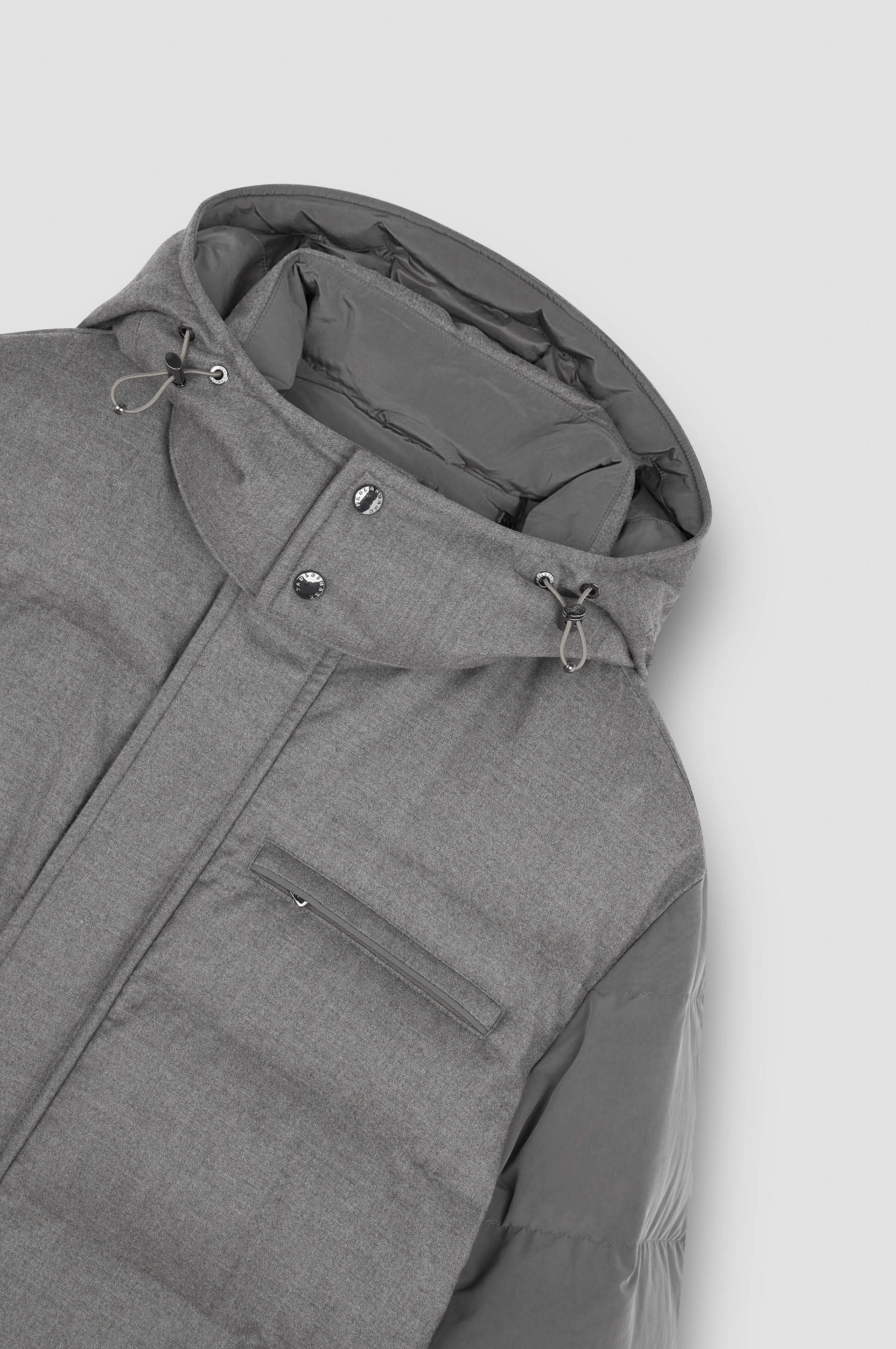 Daunenjacke aus Wolle und Seide mit kontrastierenden Einsätzen image number 5