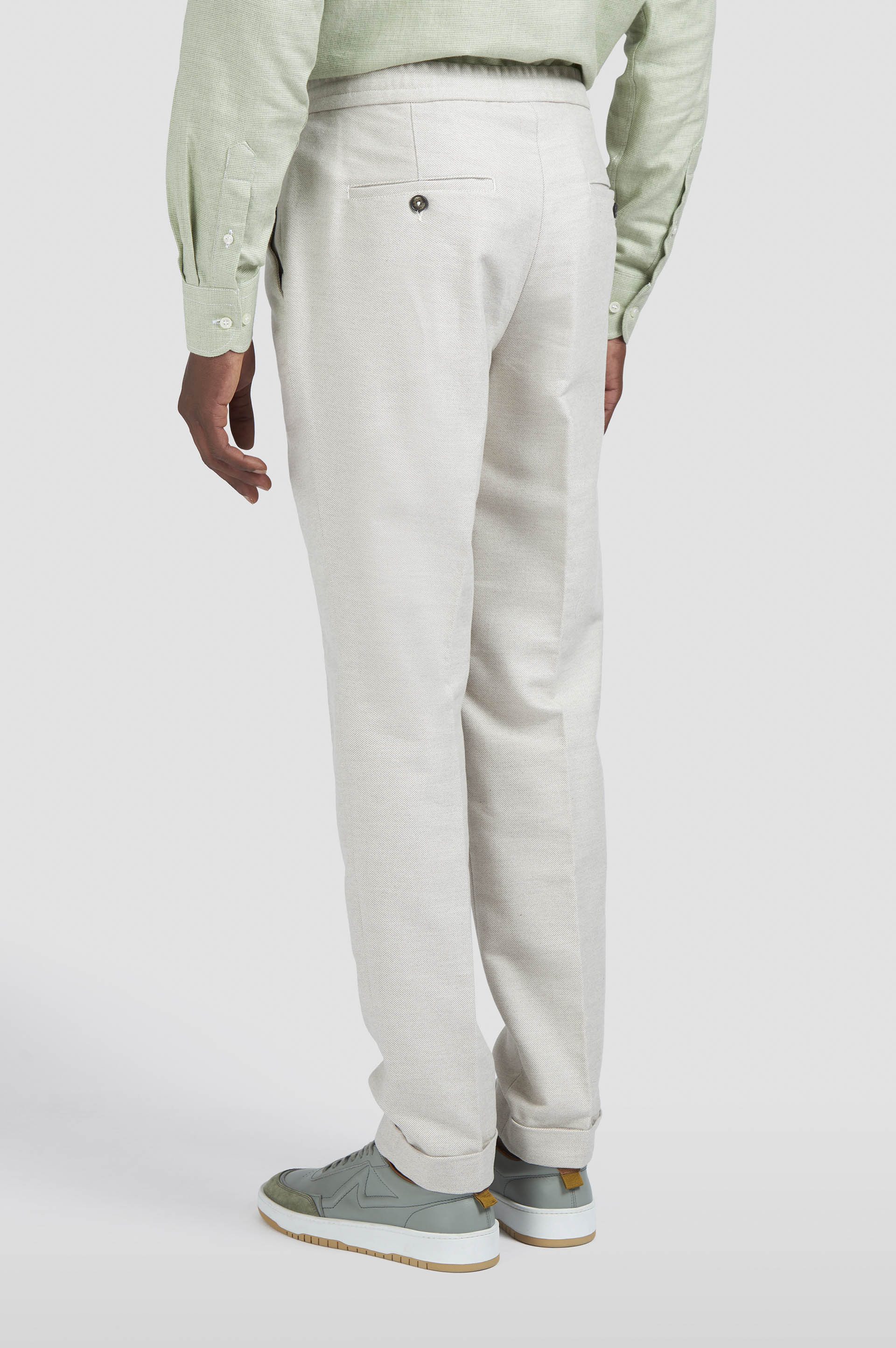 Pantalón chino de algodón y cachemira con pliegue image number 3 Pantalón chino de algodón y cachemira con pliegue image number 3