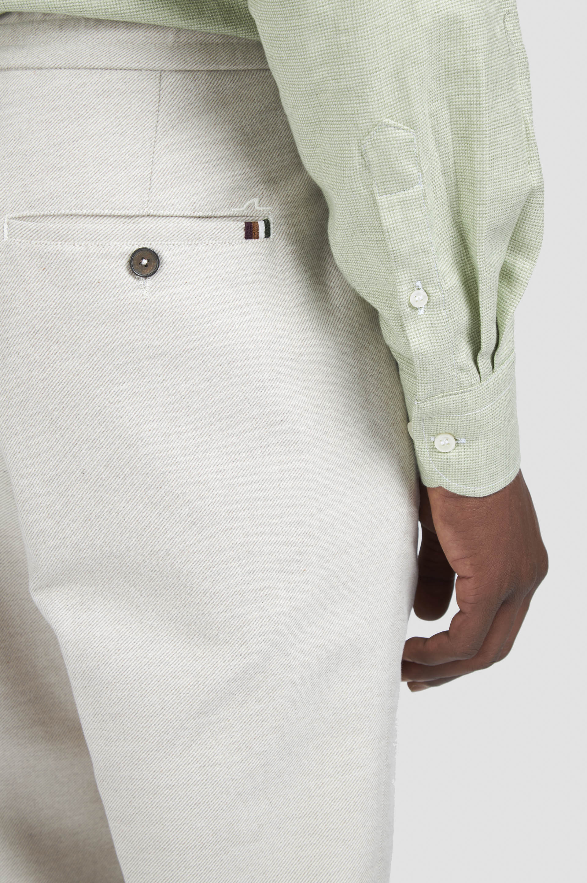 Pantalón chino de algodón y cachemira con pliegue image number 4 Pantalón chino de algodón y cachemira con pliegue image number 4