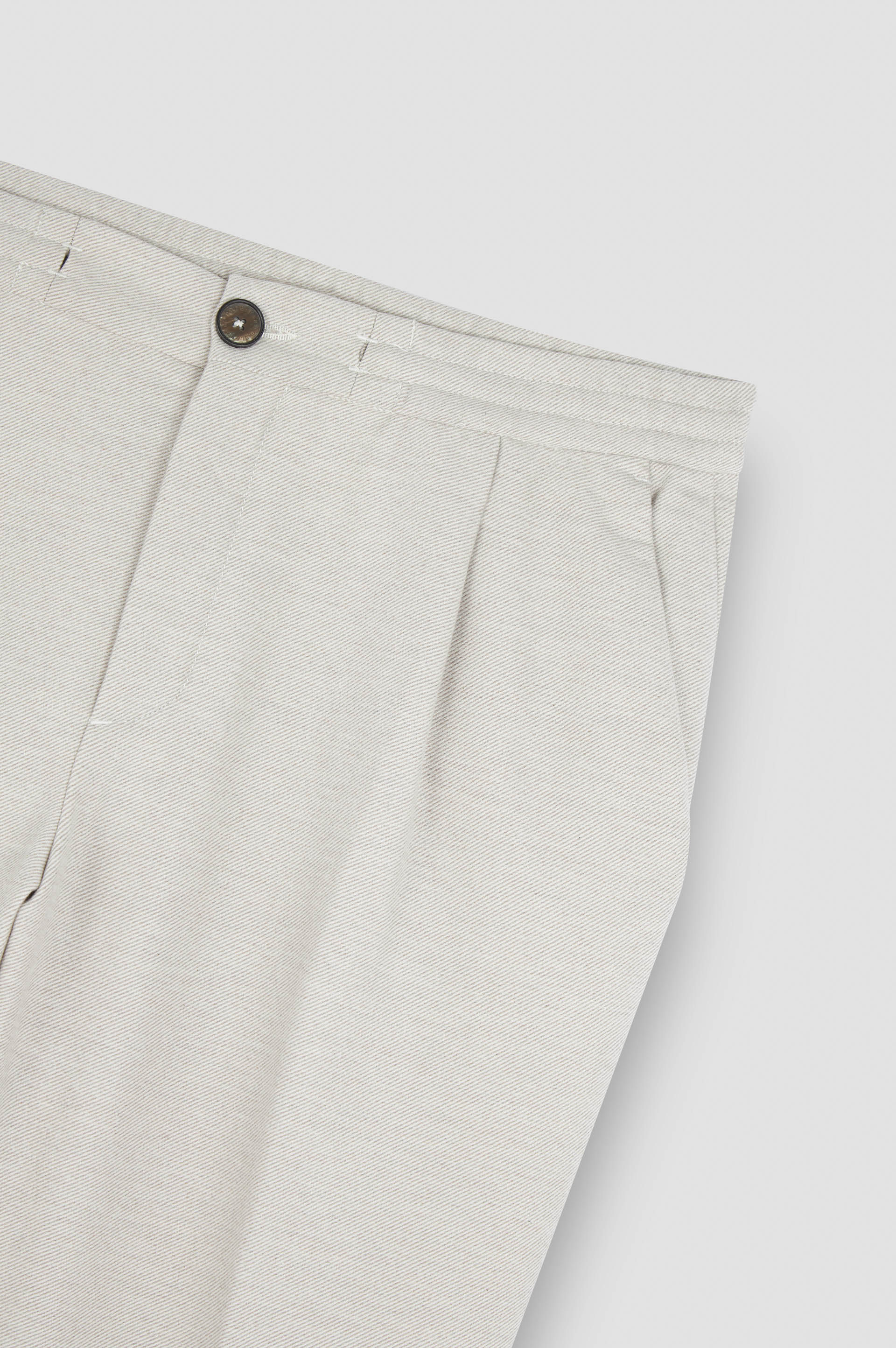 Pantalón chino de algodón y cachemira con pliegue image number 5 Pantalón chino de algodón y cachemira con pliegue image number 5
