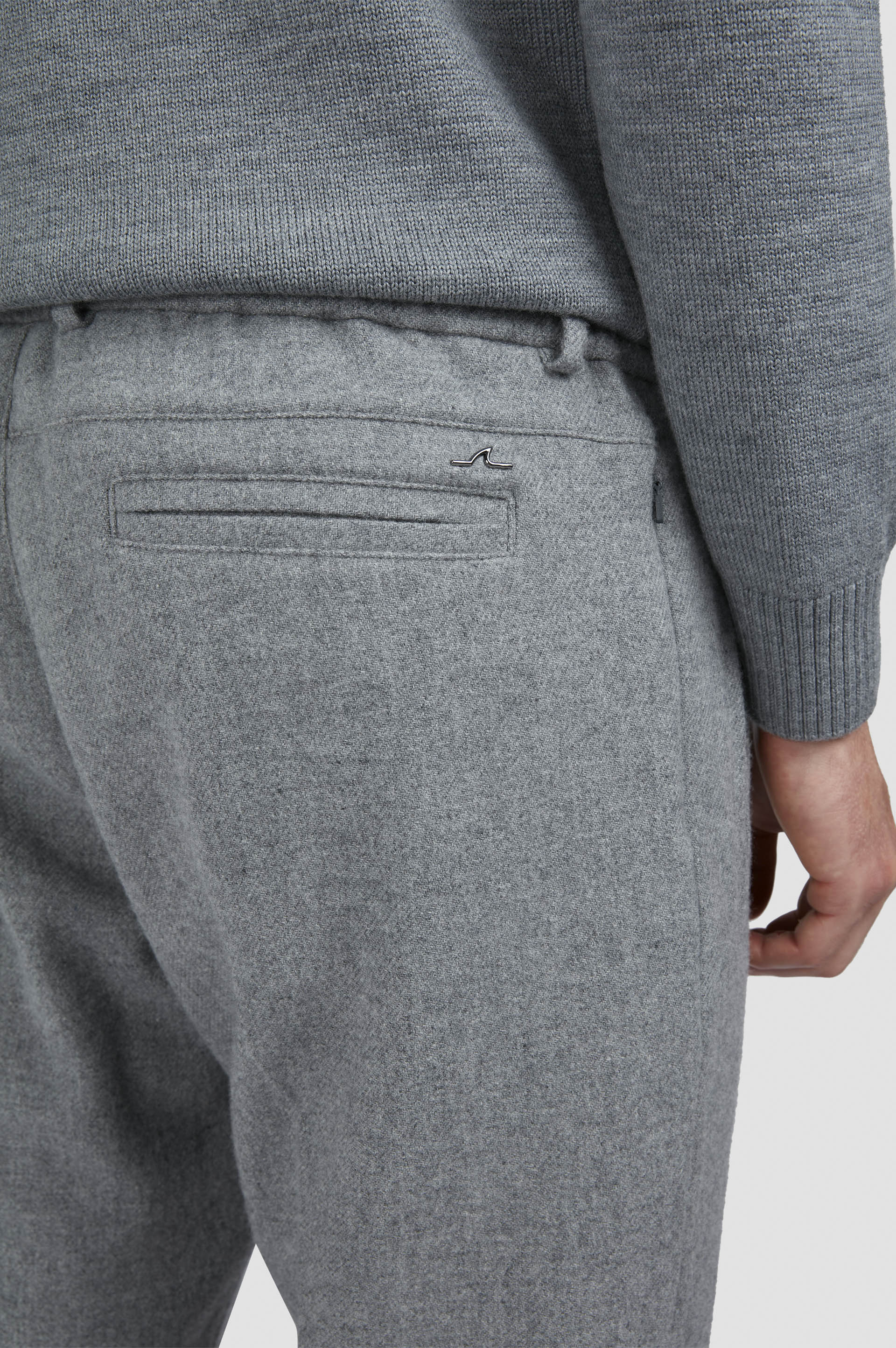 Pantalon chino en laine et cachemire avec cordon image number 4 Pantalon chino en laine et cachemire avec cordon image number 4