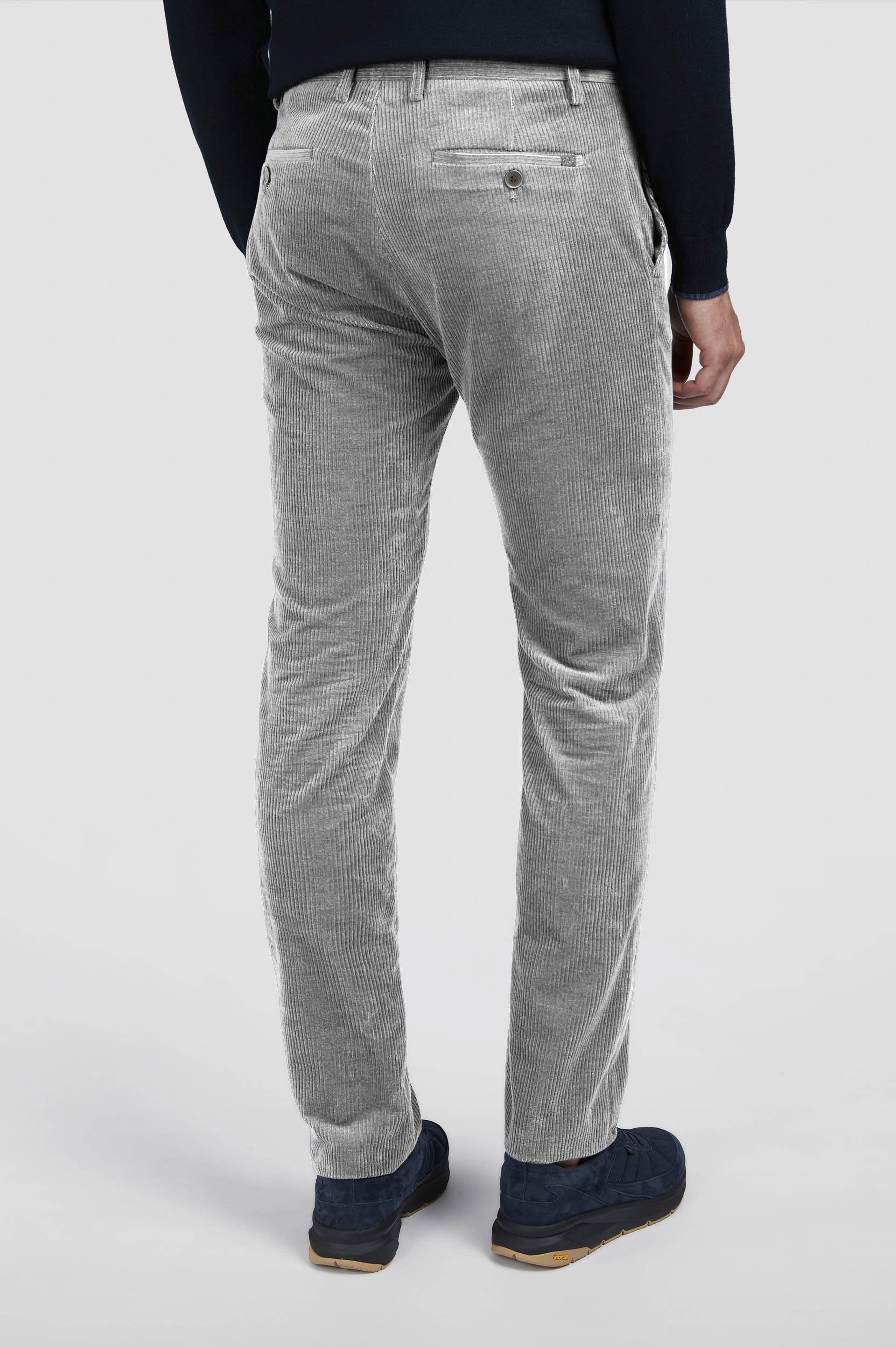 Pantalon chino en velours de coton et cachemire image number 3 Pantalon chino en velours de coton et cachemire image number 3