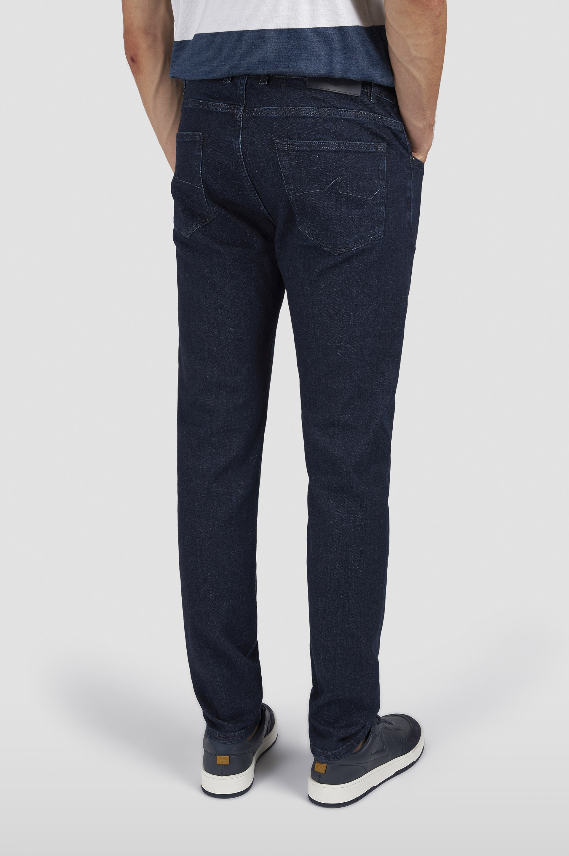 Jeans en denim de coton et cachemire image number 3 Jeans en denim de coton et cachemire image number 3