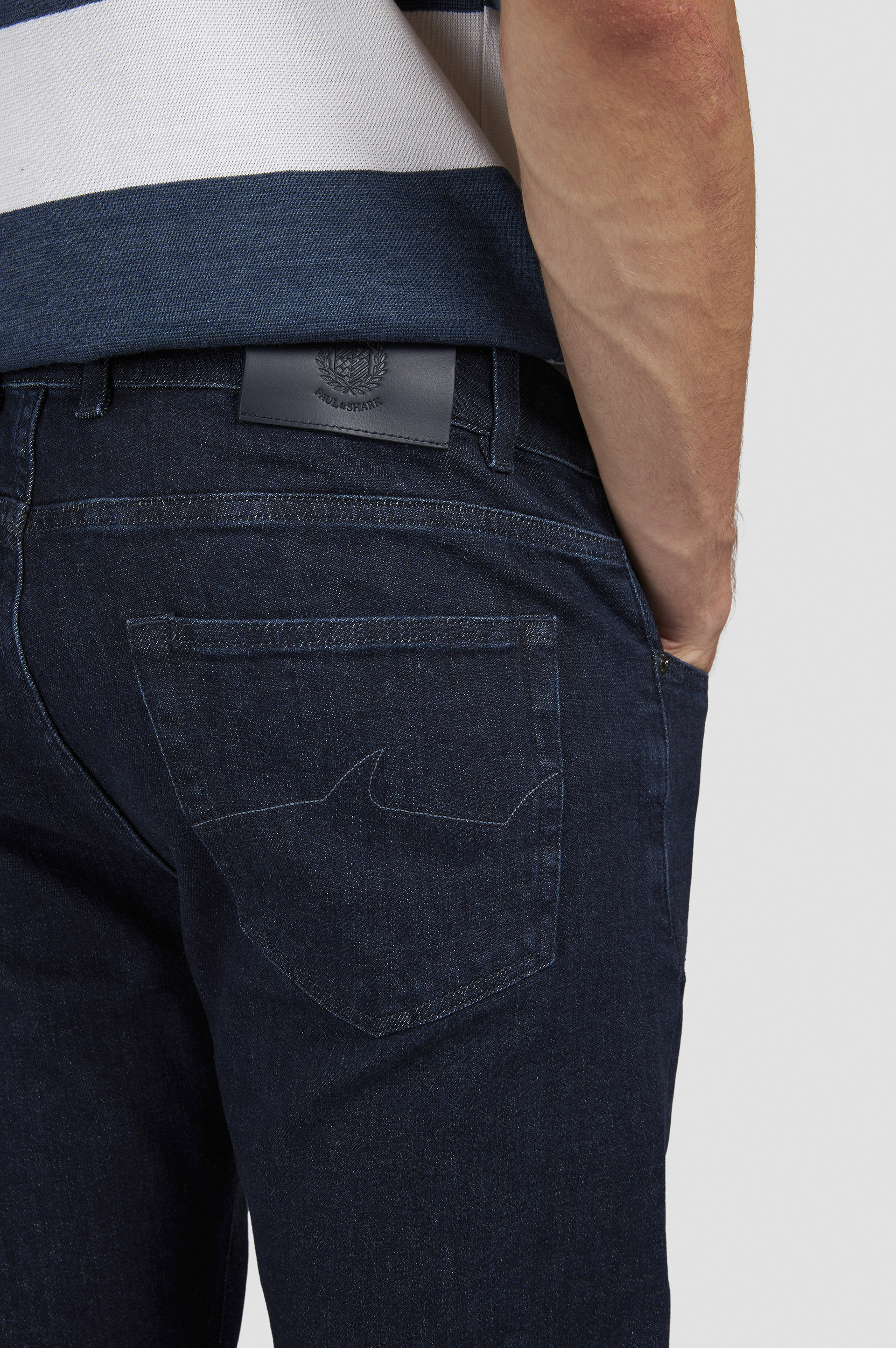 Jeans en denim de coton et cachemire image number 4 Jeans en denim de coton et cachemire image number 4
