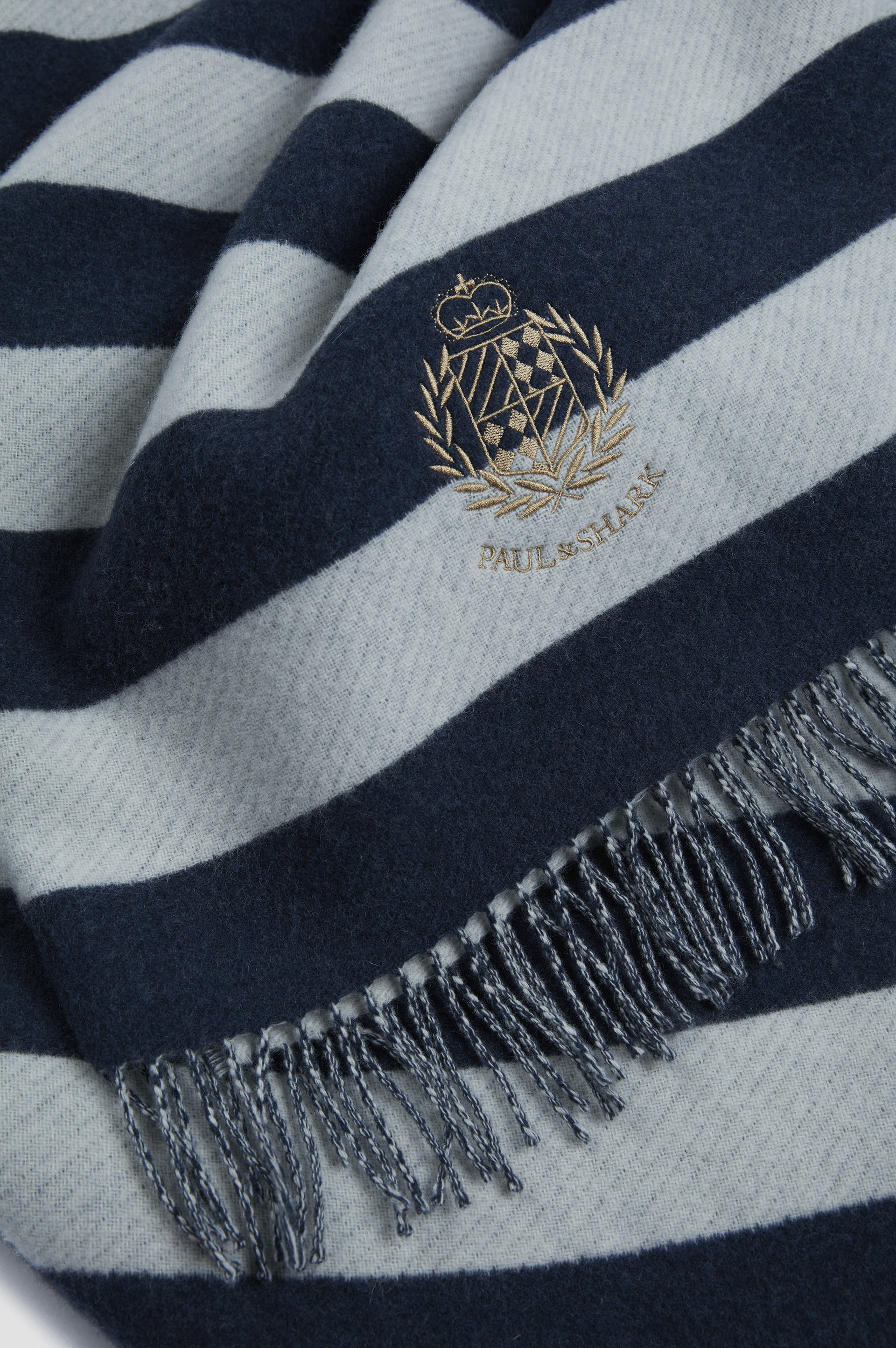 Manta de lana y cachemira con bordado heráldico image number 1 Manta de lana y cachemira con bordado heráldico image number 1