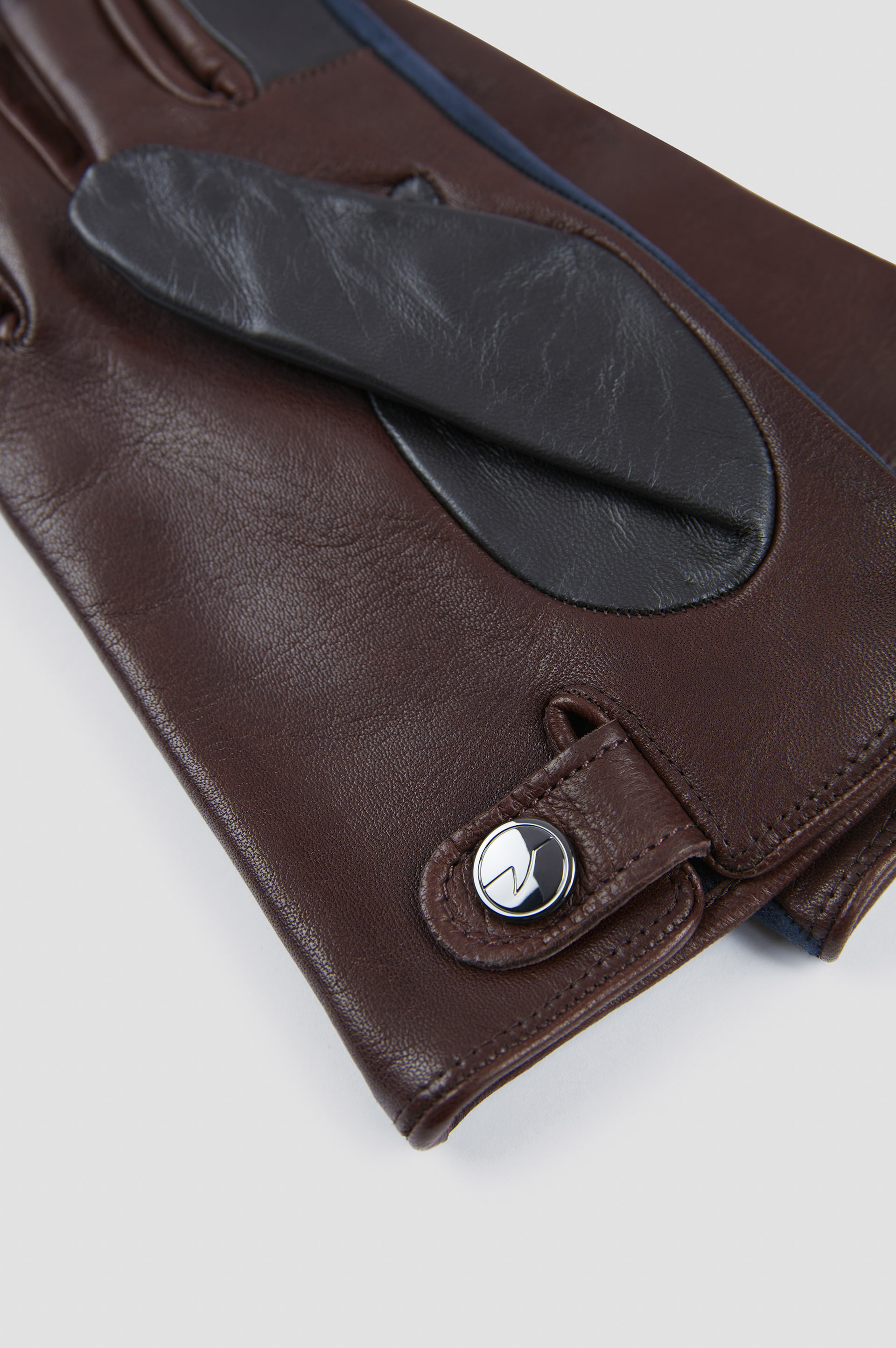 Leather and Suede gloves image number 2 Leather and Suede gloves image number 2