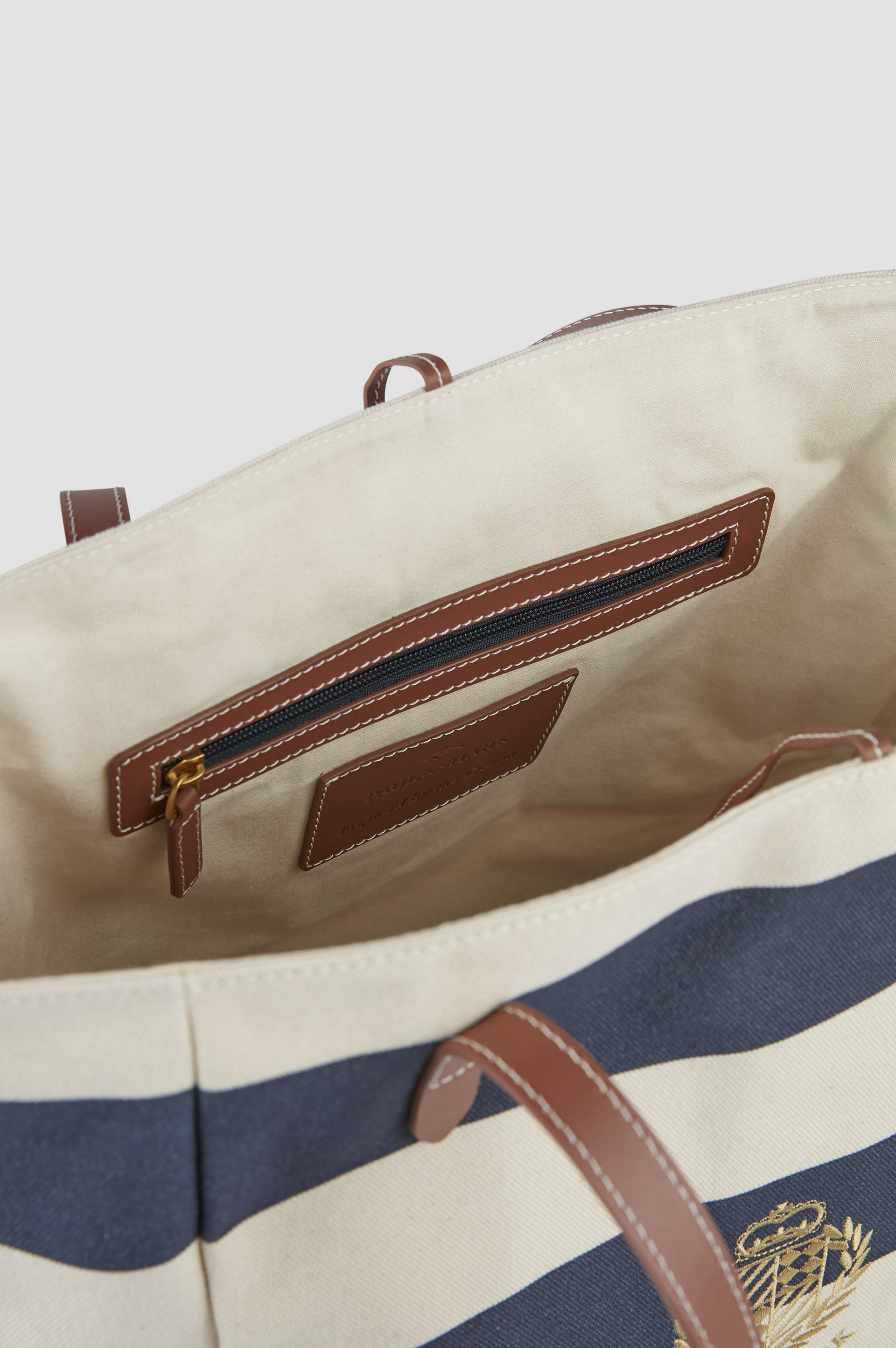 Tasche aus gestreiftem Canvas mit Wappenstickerei image number 3 Tasche aus gestreiftem Canvas mit Wappenstickerei image number 3