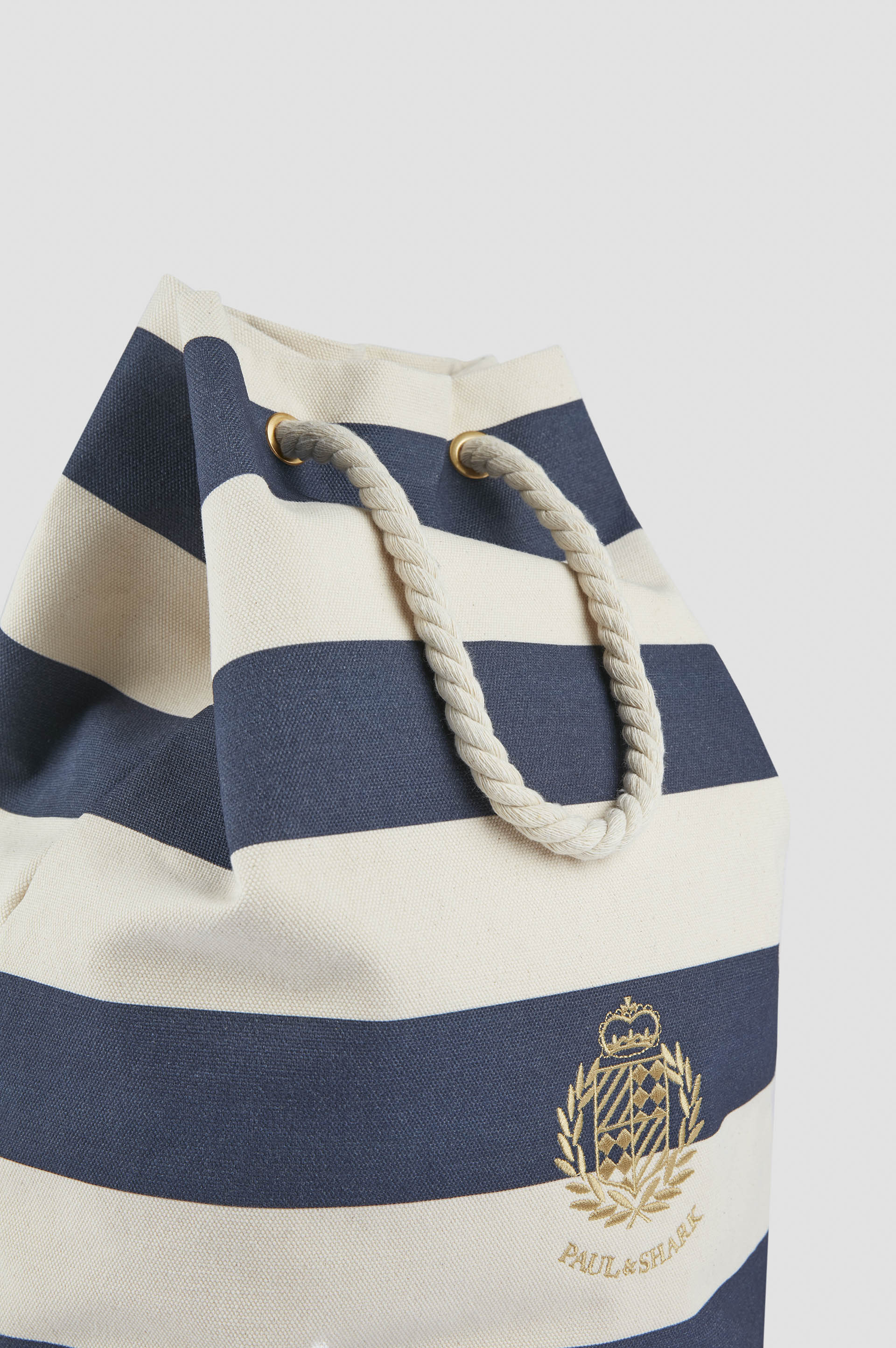 Tasche aus gestreiftem Canvas mit Wappenstickerei image number 2 Tasche aus gestreiftem Canvas mit Wappenstickerei image number 2