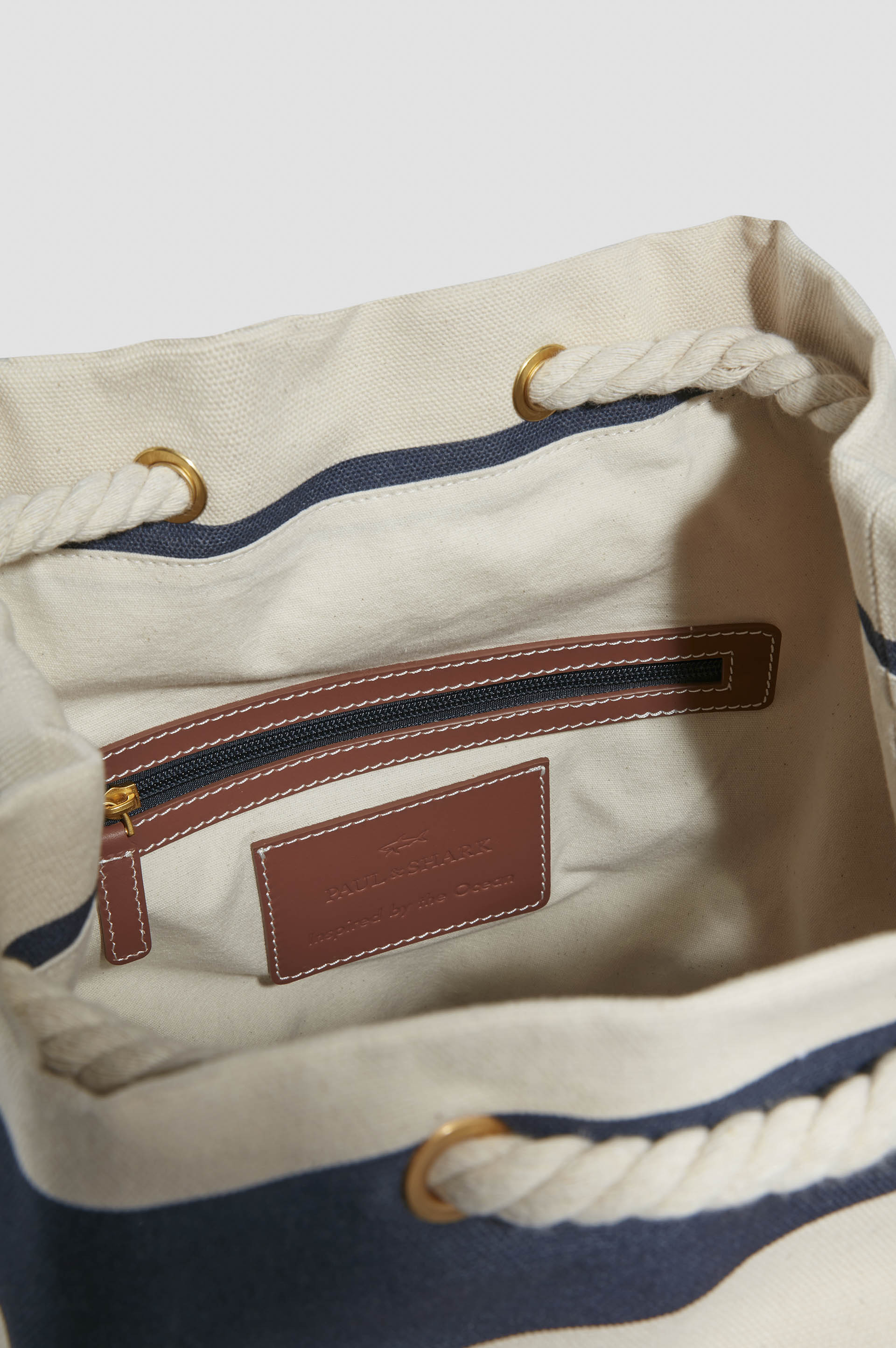 Tasche aus gestreiftem Canvas mit Wappenstickerei image number 3 Tasche aus gestreiftem Canvas mit Wappenstickerei image number 3
