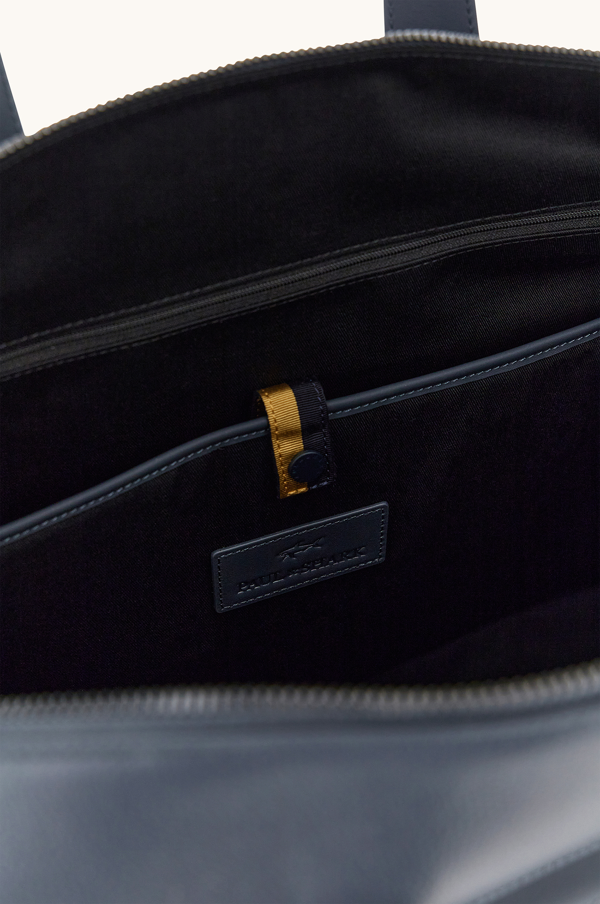 حقيبة سفر من الجلد المضفر image number 6