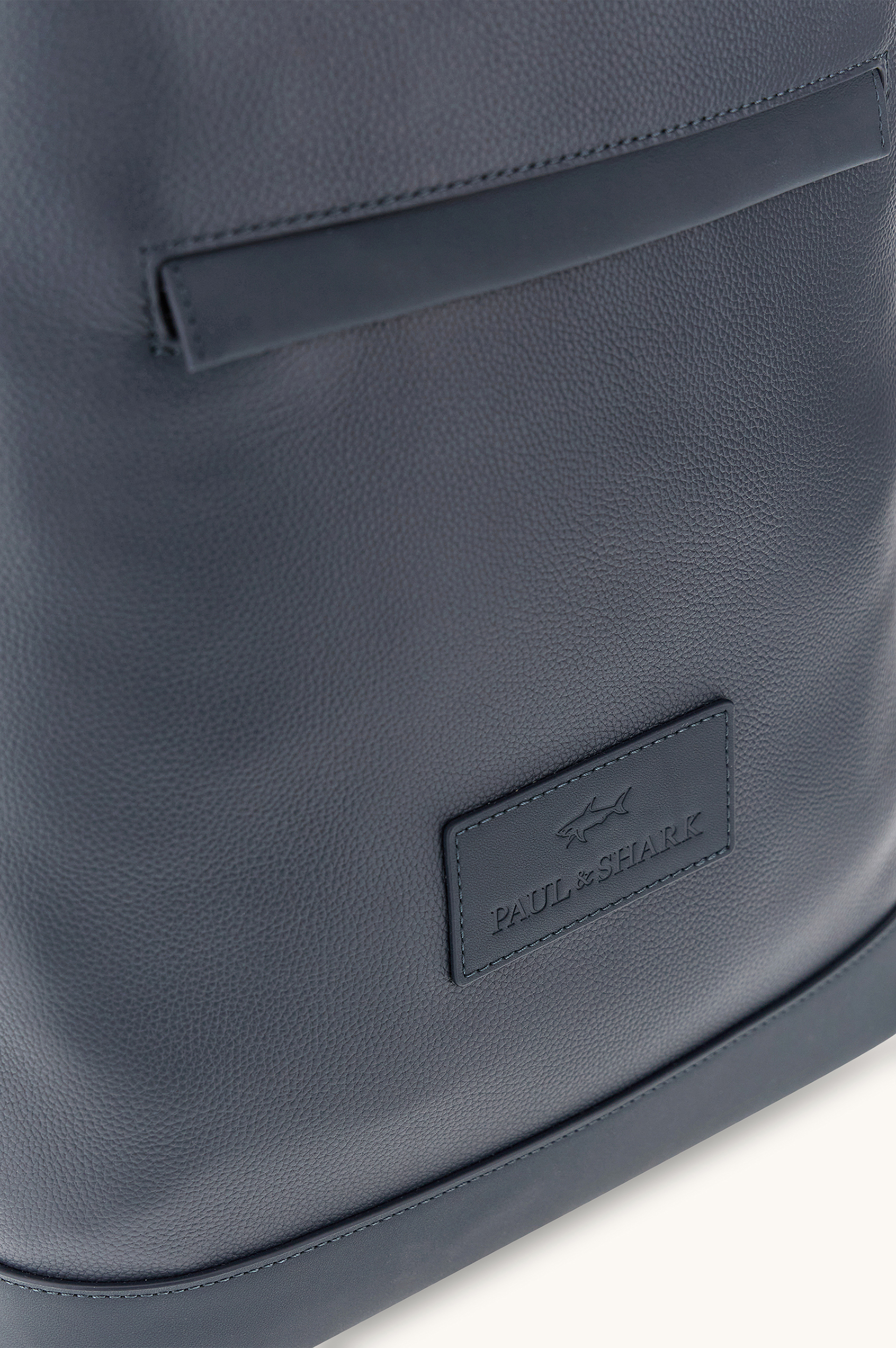 Mochila de cuero martillado image number 3