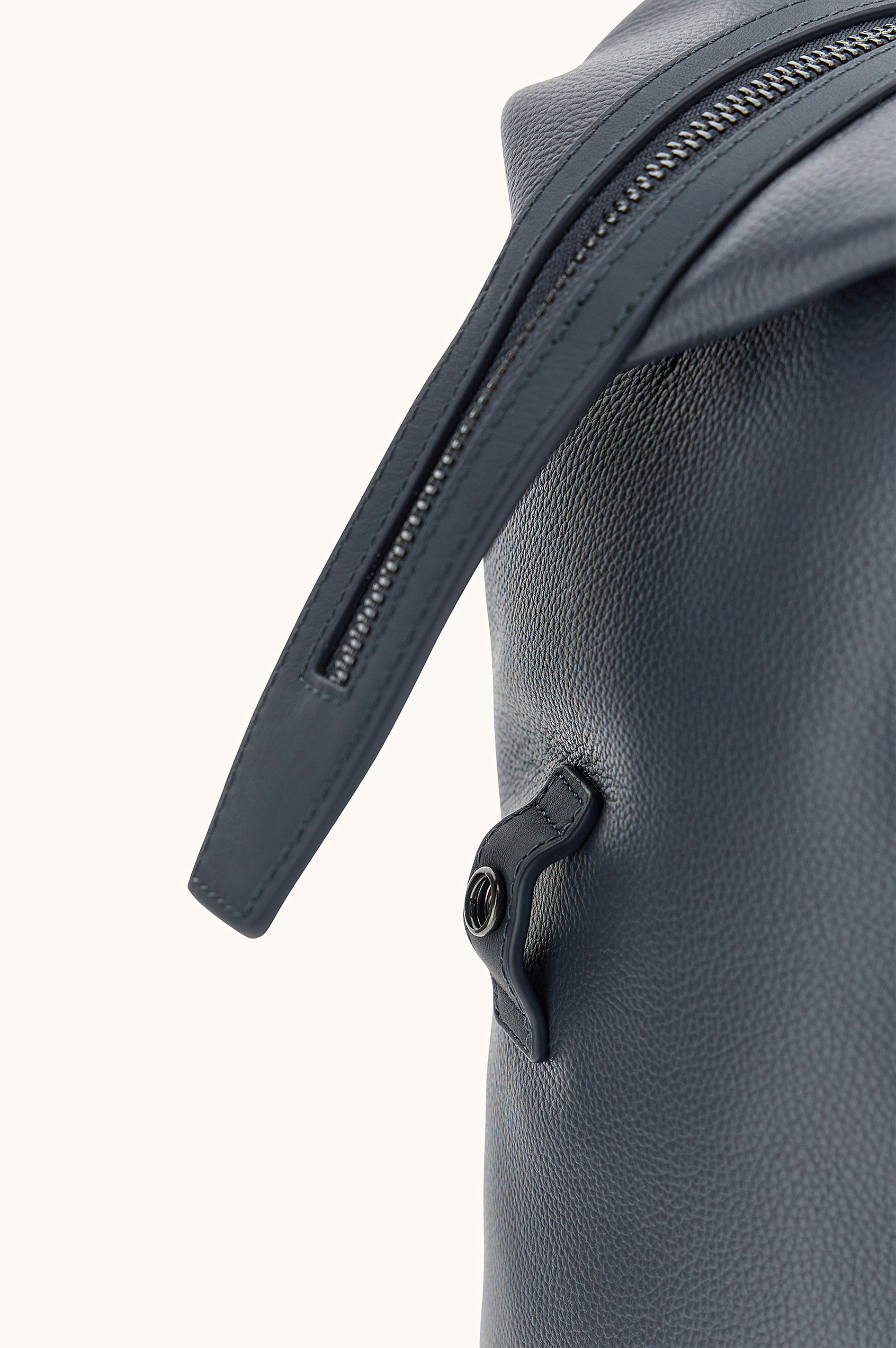 Mochila de cuero martillado image number 4