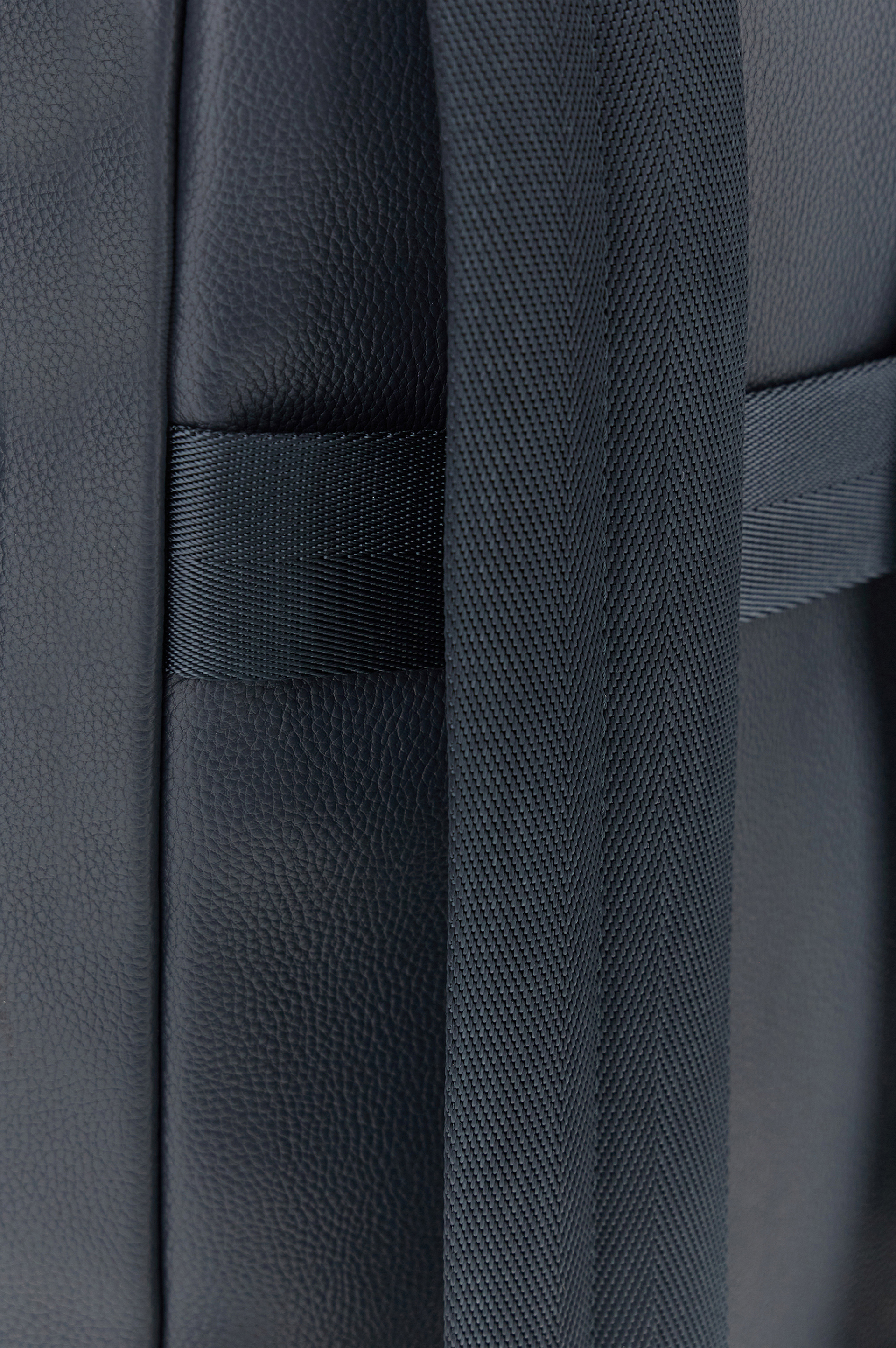 Mochila de cuero martillado image number 5