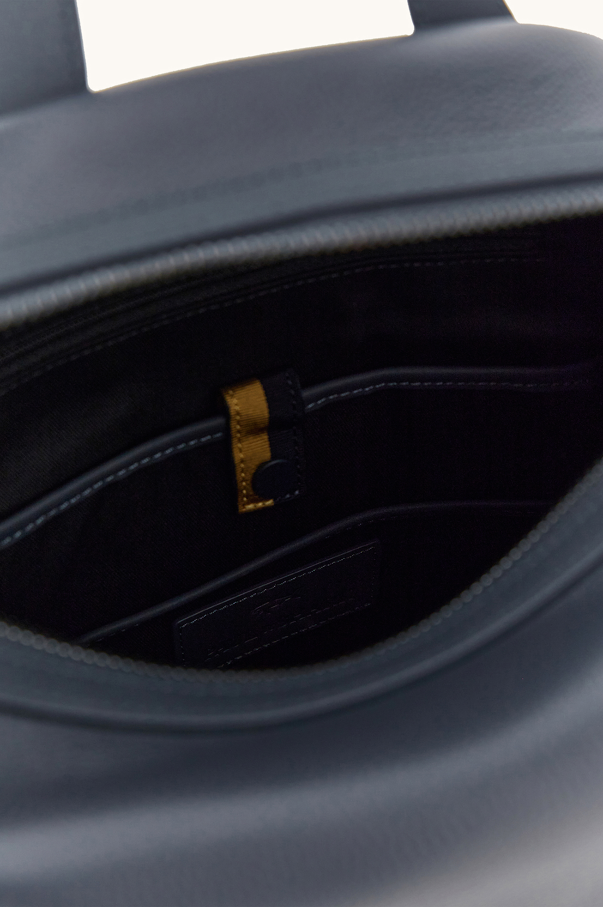 Mochila de cuero martillado image number 6