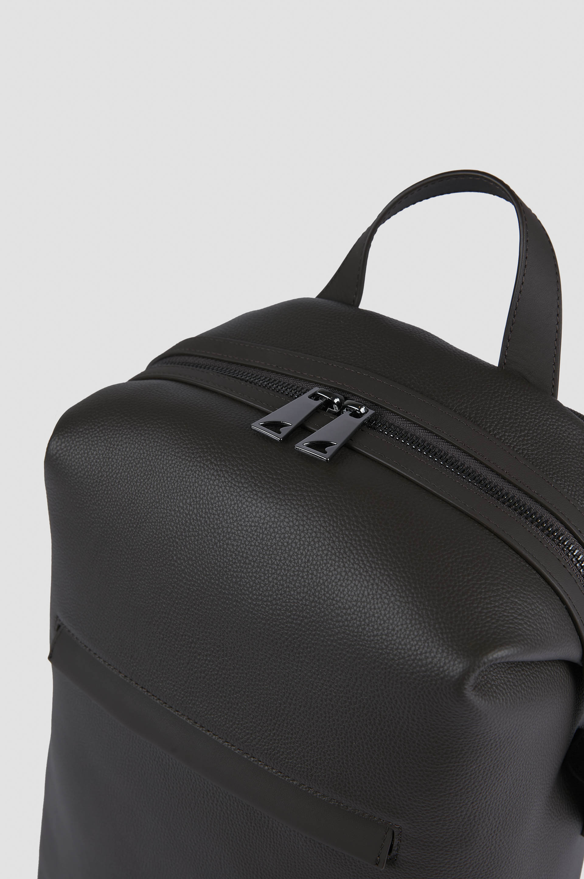 Rucksack aus geprägtem Leder image number 2 Rucksack aus geprägtem Leder image number 2