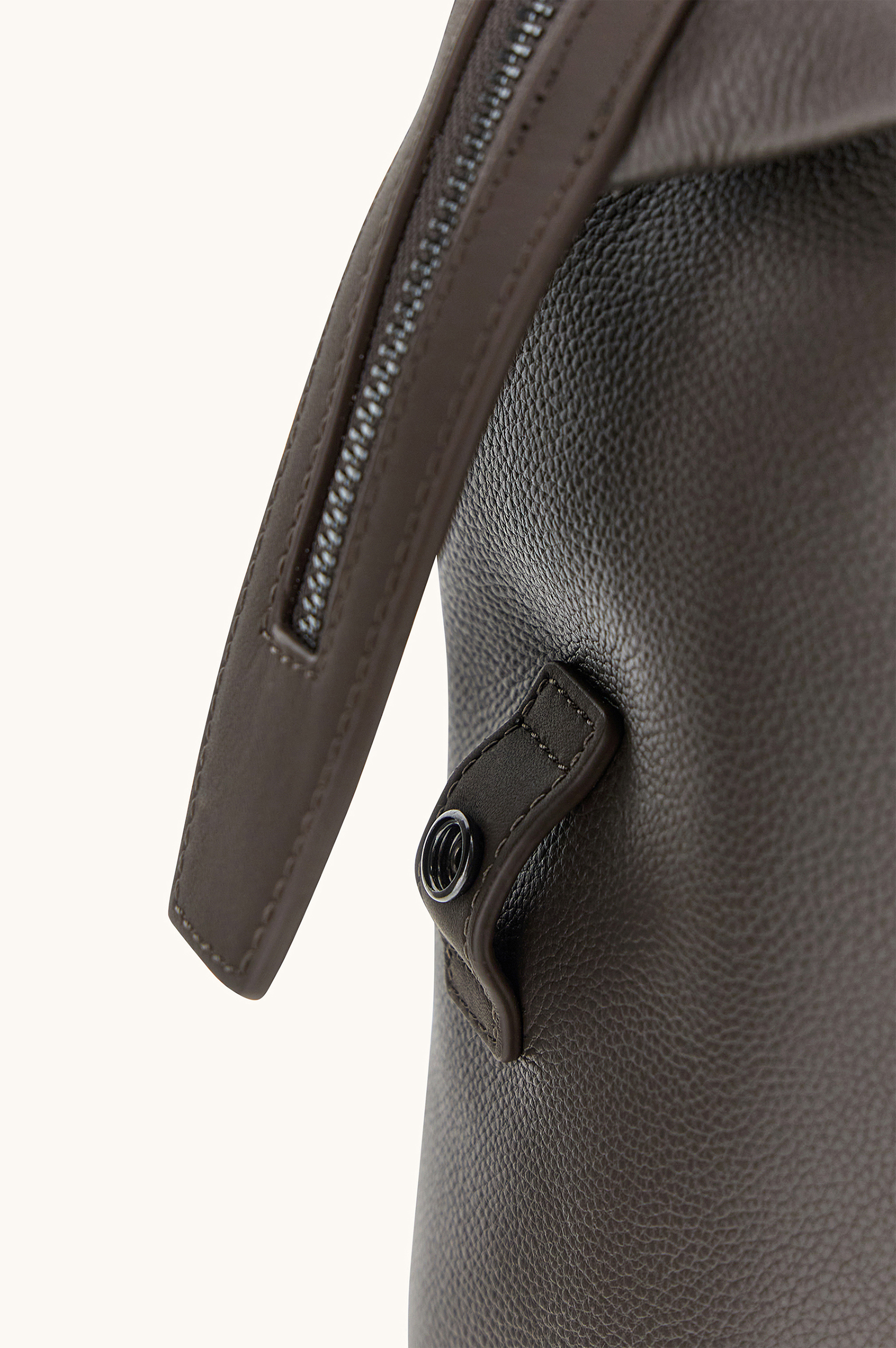 Mochila de cuero martillado image number 5