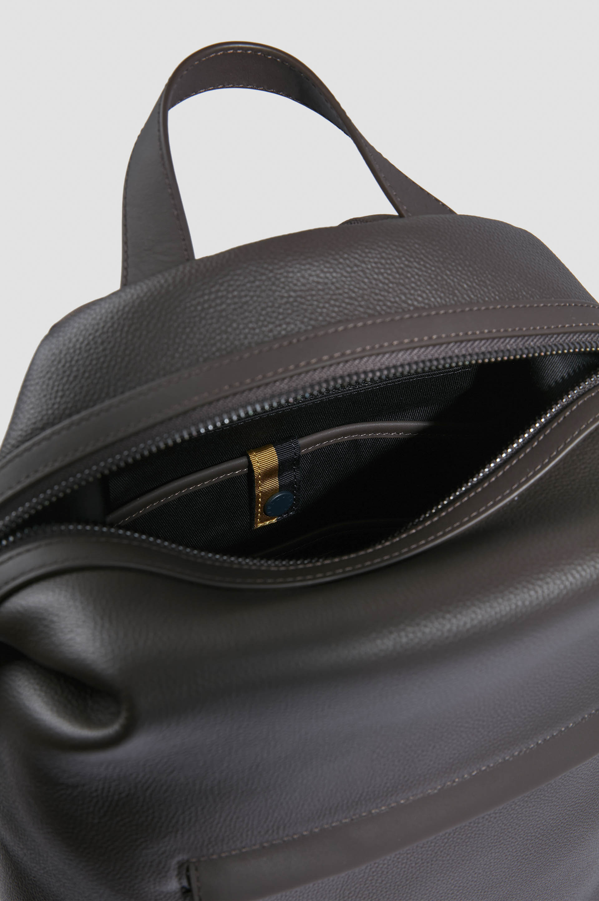 Rucksack aus geprägtem Leder image number 3 Rucksack aus geprägtem Leder image number 3