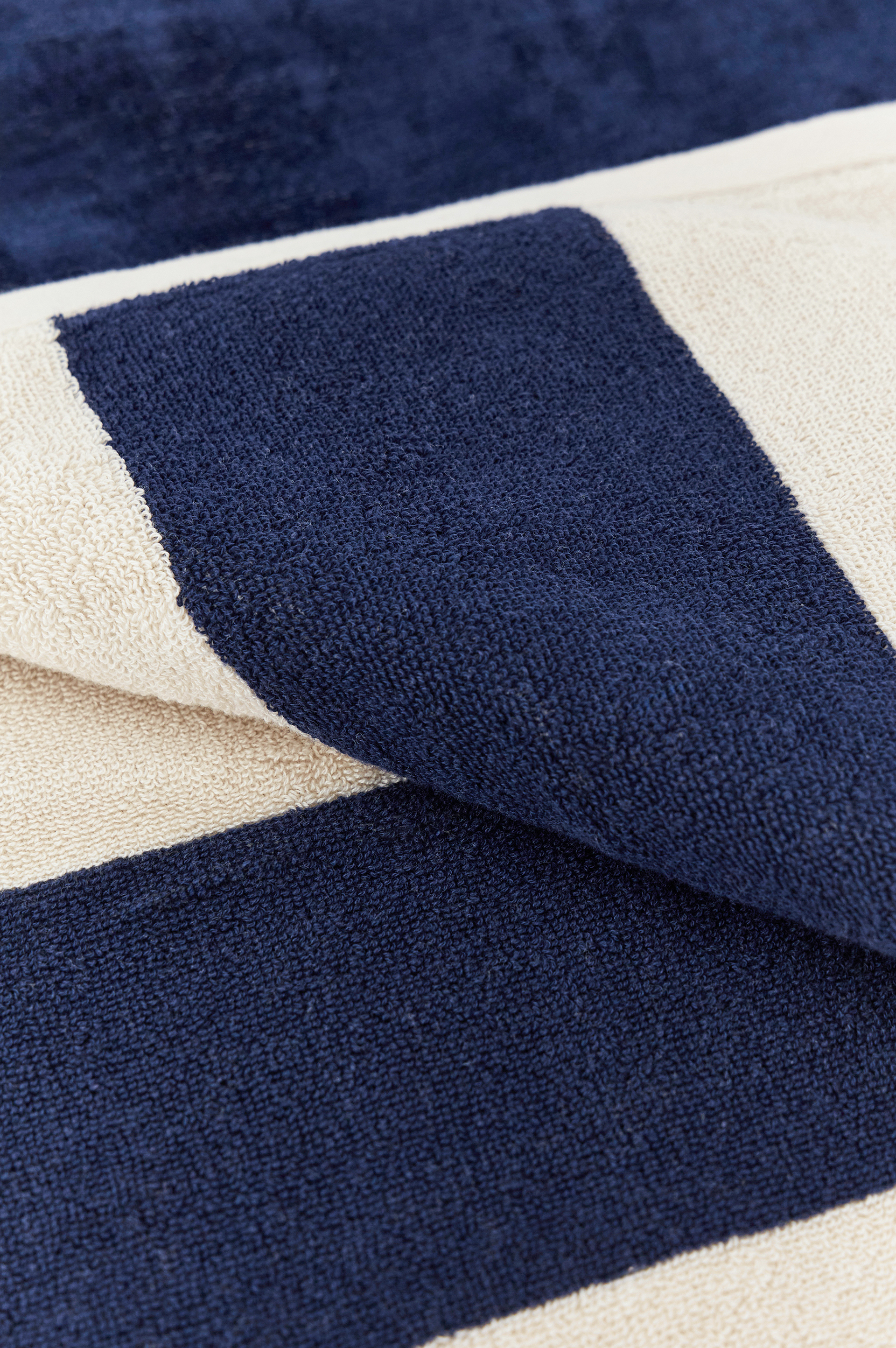 Serviette de plage ray&eacute;e avec broderie image number 1