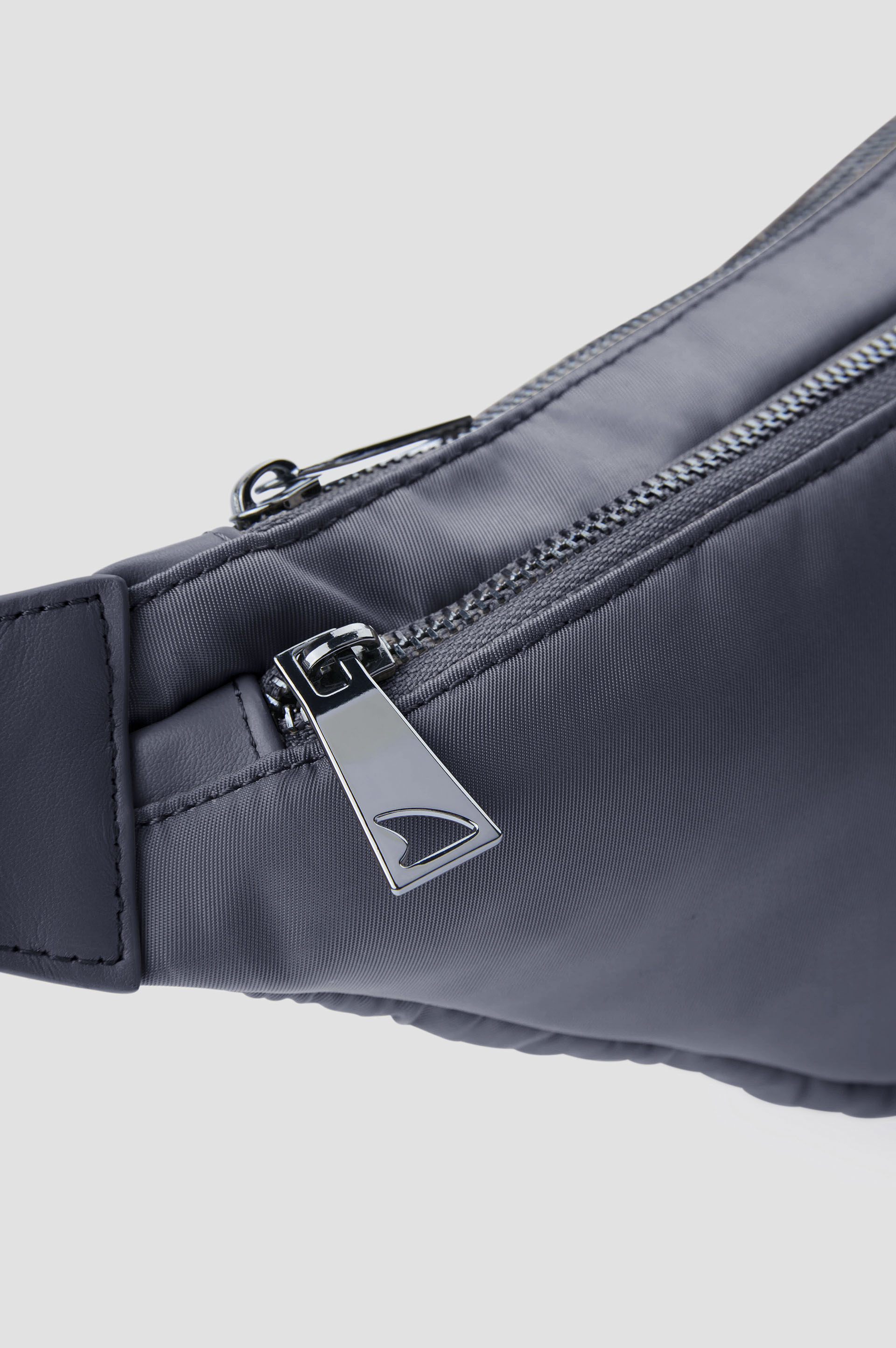 Borsa a tracolla in nylon con finiture in pelle image number 2